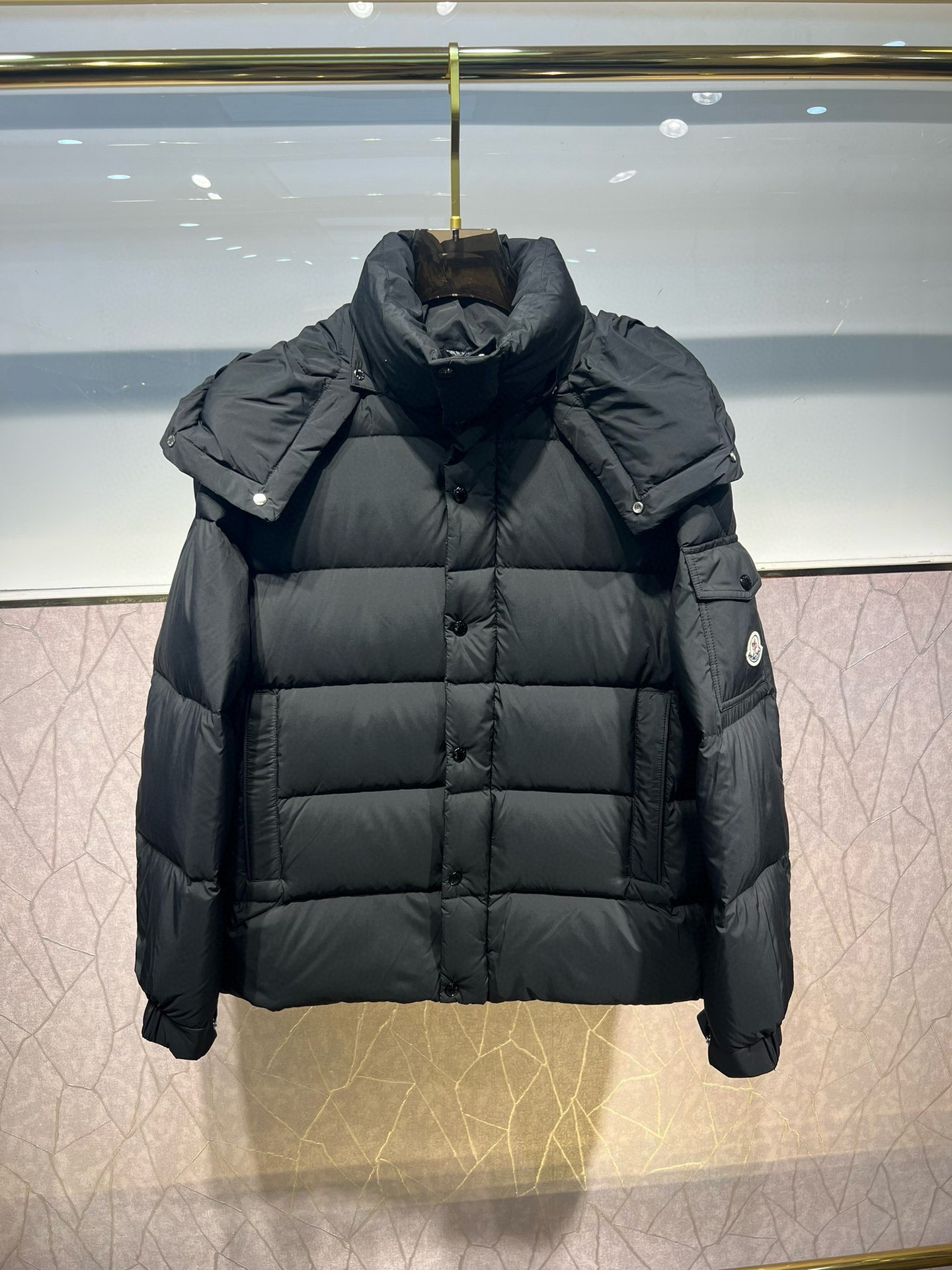 P1280 Moncler Moncler Extra Abajo Otoño Invierno 2024 Nueva Vezere Corto. Matte Maya.Men's Down Jacket Coat. La chaqueta corta de plumón Vezere para hombre es una prenda cálida y básica con el estilo de Mon.La chaqueta de plumón Vezere está confeccionada con tejido longue saison que es ligero y cálido a la vez.Esta chaqueta corta de plumón viene con una capucha que se puede quitar fácilmente en función del tiempo.La silueta de la chaqueta y los bolsillos de parche en las mangas rinden homenaje a la icónica chaqueta de plumón Monc Maya - confeccionada con tejido longue saison. Tejido longue saison - Forro de nailon léger brillant - Relleno de plumón - Capucha desmontable y ajustable - Cierre con cremallera y botones automáticos - Bolsillos con cremallera -Bolsillos de parche en las mangas -Puños ajustables -Bajo con cordón de ajusteTalla: 1-5 Estilo para pareja -Imitación de fábrica de alta calidad