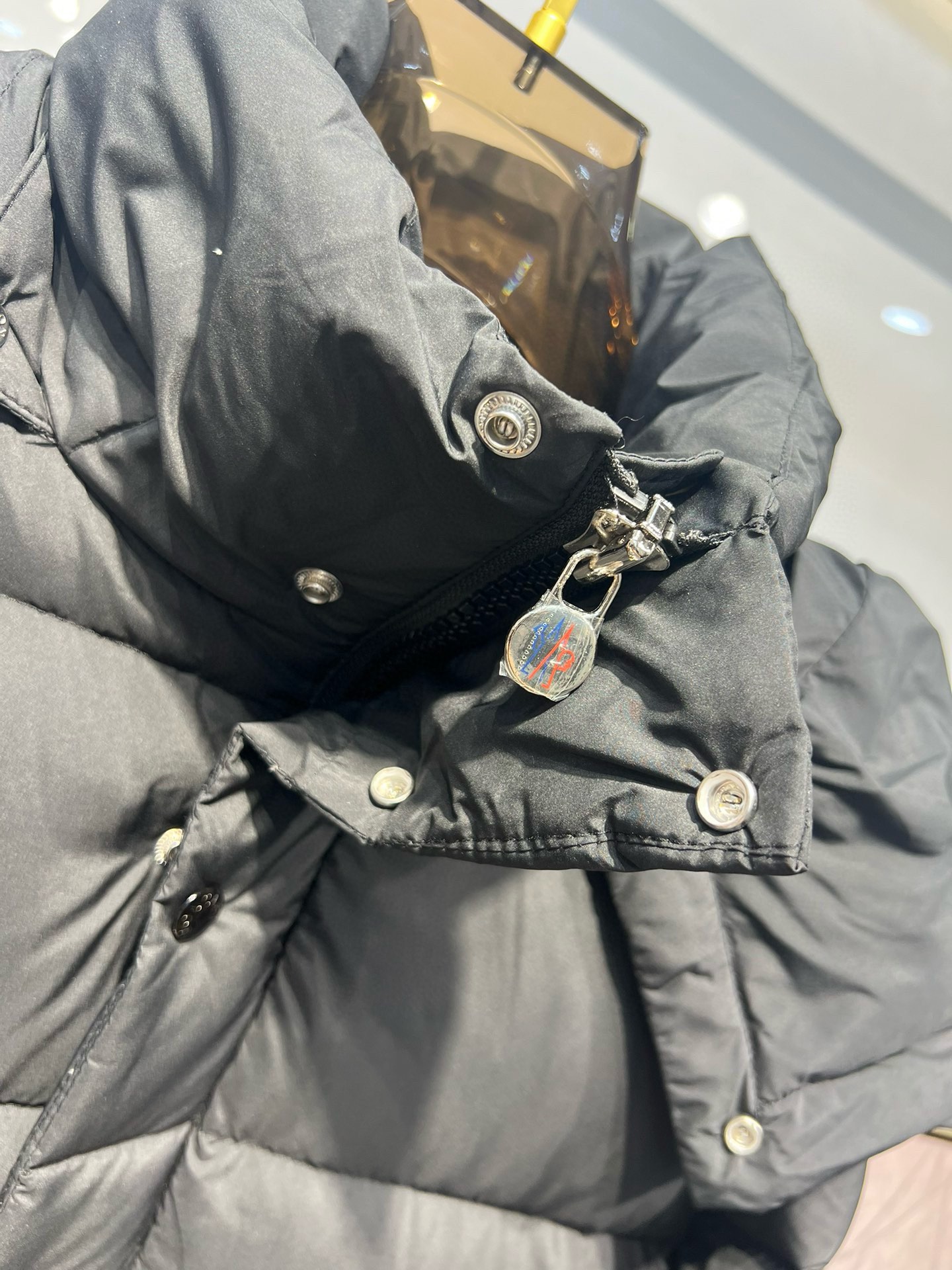 Image [4]-P1280 Moncler Moncler Extra Down Automne/Hiver 2024 New Vezere Short. Matte Matte Maya.Veste en duvet pour homme Manteau. La doudoune courte pour homme Vezere est une pièce chaude et basique qui met en valeur la touche stylistique de Moncler.La doudoune Vezere est confectionnée dans un tissu longue saison à la fois léger et chaud.Cette doudoune courte est dotée d'une capuche qui peut être facilement retirée en fonction de la météo.La silhouette de la doudoune et les poches plaquées sur les manches sont un clin d'œil à l'emblématique doudoune Maya de Monc - confectionnée dans un tissu longue saison - avec une Maya mate. Tissu longue saison - Doublure en Nylon léger brillant - Rembourrage en duvet - Capuche amovible et réglable - Fermeture à glissière et bouton pression - Poches zippées -Poches plaquées sur les manches - Poignets réglables - Ourlet à cordon de serrageTaille : 1-5 Style couple -Sacs de haute qualité