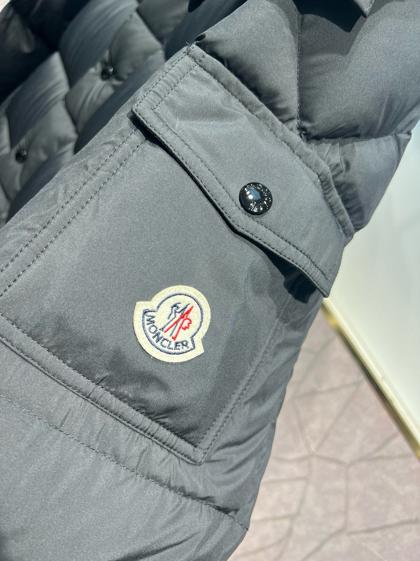 P1280 Moncler Moncler Extra Abajo Otoño Invierno 2024 Nueva Vezere Corto. Matte Maya.Men's Down Jacket Coat. La chaqueta corta de plumón Vezere para hombre es una prenda cálida y básica con el estilo de Mon.La chaqueta de plumón Vezere está confeccionada con tejido longue saison que es ligero y cálido a la vez.Esta chaqueta corta de plumón viene con una capucha que se puede quitar fácilmente en función del tiempo.La silueta de la chaqueta y los bolsillos de parche en las mangas rinden homenaje a la icónica chaqueta de plumón Monc Maya - confeccionada con tejido longue saison. Tejido longue saison - Forro de nailon léger brillant - Relleno de plumón - Capucha desmontable y ajustable - Cierre con cremallera y botones automáticos - Bolsillos con cremallera -Bolsillos de parche en las mangas -Puños ajustables -Bajo con cordón de ajusteTalla: 1-5 Estilo para pareja -Imitación de fábrica de alta calidad