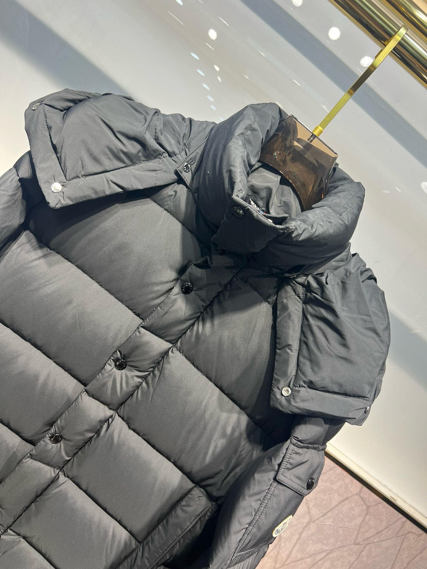 P1280 Moncler Moncler Extra Down Fall/Winter 2024 New Vezere Short. Matte Matte Maya.Men's Down Jacket Coat. The Vezere men's short down jacket is a warm, basic piece with Mon's styling flair.The Vezere down jacket is made from longue saison fabric that is both lightweight and warm.This short down jacket comes with a hood that can be easily removed depending on the weather.The jacket's silhouette and sleeve patch pockets are a nod to the iconic Monc Maya down jacket - made from longue saison fabric - with a matte matte matte Maya. longue saison fabric - Nylon léger brillant lining - Down padding - Detachable and adjustable hood - Zipper and snap button closure - Zipper pockets -Patch pockets on the sleeves -Adjustable cuffs -Drawstring hemSize: 1-5 Couple's style -High-quality imitation factory