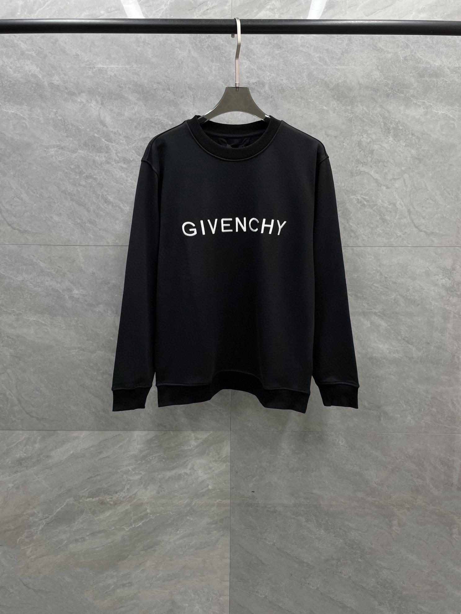 P520 GIV Givenchy Goods stable sales period long 24FW fall and winter new 400g terry cotton basic round neck back 4glogo sweater shirt men and women with the same letters logo high-density embroidery elements logo casual pullover sweater shirt! Trading company channel sparse out ahead of the official website on sale! A simple and sophisticated high street product sweatshirt GV family 24 years of fall and winter ace single! This sweater continues the same simple style design front and back of the iconic 4G letters logo pattern three-dimensional high-density embroidery new style design to show the unique fashion charm of its luxury recognition is obvious! Customized knitting and dyeing of high-quality knitted terry cotton fabrics, stiff and shapely fabric texture so that the wearer is more stylish while taking into account the ultimate comfort, breathability and warmth of the wearer's enjoyment of both the craftsmanship and design or the material are very good! Basic loose round neck version of the cut gender and age limitations of the unisex style needless to say the evergreen popular style of men and women with the same recommended! Color: black/white Size: S-XLS code: shoulder width 46cm-chest 108cm-length 65cm-sleeve length 60cmM code: shoulder width 47cm-chest 112cm-length 66cm-sleeve length 61cmmL code: shoulder width 48cm-chest 116cm-length 68cm-sleeve length 62cmXL code: shoulder width 50cm-chest 120cm-length 70cm-sleeve length 63cmSize: shoulder width 50cm-chest 120cm-length 70cm-sleeve length 63cmSize: shoulder width 50cm-chest 120cm-length 70cm-sleeve length 63cm 70cm - sleeve length 63cm size recommendation (slightly wide version): height 171-135 pounds try on S code suitable! Boys weighing 140 pounds or less choose S code 140-150 pounds to choose M code 155-165 pounds to choose L code 165 pounds-180 pounds pounds or more to choose XL code! Girls choose any size! High-fashion factories