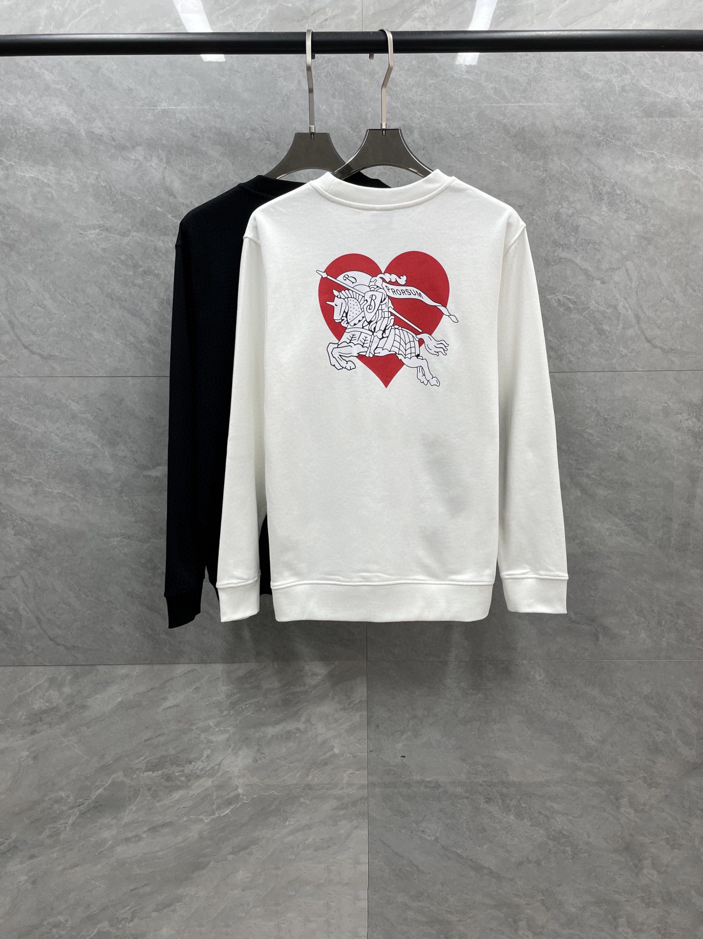 P520 Burberry Burberry source stable longue période de vente 2024 année pic marchandises impitoyables ! Burberry ace channel 24 automne et hiver nouveau léger luxe athleisure sweatshirt série poitrine lettre amour design dos cheval de guerre grand amour impression urbaine haute mode hommes et femmes avec 400g éponge coton pull col rondBUR London series of the latest round neck sweater lining double-layer plus checkered decorative design a simple lightweight and stylish wear performance wear senior wear fashion BUR will be logged every year this is BUR series of classic in the classic and even compared to the family's iconic sweater are no less than, especially in the new Creative Director to join the series belongs to the business and leisure has become more and more trendy more and more personalities are also more and more in line with the current situation. Avec le nouveau directeur de la création, cette collection business-casual devient de plus en plus tendance et personnalisée, et de plus en plus en phase avec les tendances et l'esthétique d'aujourd'hui !Tissus sélectionnés BUR dernier délicat 400g coton éponge matériel pour créer un velours côtelé similaire confortable, doux et délicat toucher est tout simplement une sorte de plaisir surface de soie semble inhabituellement plat et en raison de la chaîne et des fils de trame à travers un processus spécial de la soie corps os ferme et doux facilement pour faire face à une variété de scène extérieure besoins ! Cette configuration du système d'amour le plus classique permet de créer un style urbain de haut niveau très classique et très simple ! L'utilisation de couleurs simples pour créer un sentiment d'ancienneté et la configuration globale est également biaisée vers un type légèrement lâche pour créer les lettres de la poitrine petit logo de cœur derrière le logo classique de cheval de guerre grands éléments d'impression de cœur embelli avec les points forts parfaits la performance de la marque simple atmosphérique et clair sens de l'appartenance est extrêmement forte !Couleur : noir/blancTaille : S-XLTaille S : largeur d'épaule 45cm - poitrine 106cm - longueur 66cm - longueur de manche 63cmCode M : largeur d'épaule 46cm - poitrine 110cm - longueur 68cm - manche 64cmCode L : largeur d'épaule 47cm - buste 114cm - longueur 70cm - longueur de manche 65cmTaille XL : largeur d'épaule 49cm - buste 118cm - longueur 72cm - longueur de manche 66cmRecommandation de taille (version légèrement large) :Taille 174-140kg, essayez la taille S qui vous convient !Les garçons pesant 140 livres ou moins choisissent le code S 140-150 livres choisissent le code M 155-165 livres choisissent le code L 170-190 livres ou plus choisissent le code XL !Les filles choisissent toutes le code S !