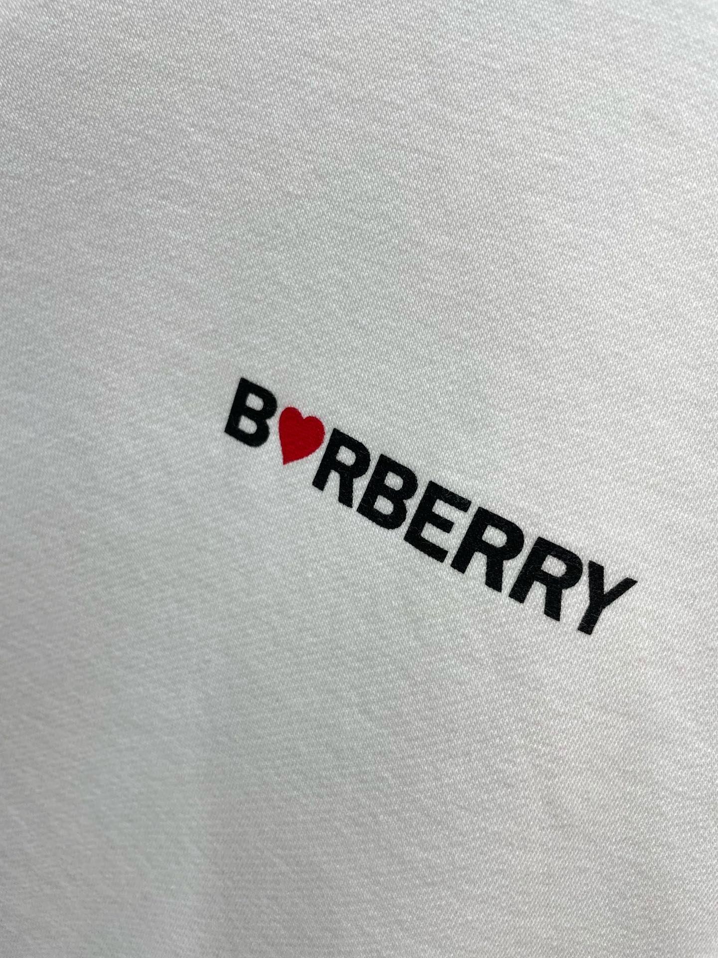 P520 Burberry Burberry source stable longue période de vente 2024 année pic marchandises impitoyables ! Burberry ace channel 24 automne et hiver nouveau léger luxe athleisure sweatshirt série poitrine lettre amour design dos cheval de guerre grand amour impression urbaine haute mode hommes et femmes avec 400g éponge coton pull col rondBUR London series of the latest round neck sweater lining double-layer plus checkered decorative design a simple lightweight and stylish wear performance wear senior wear fashion BUR will be logged every year this is BUR series of classic in the classic and even compared to the family's iconic sweater are no less than, especially in the new Creative Director to join the series belongs to the business and leisure has become more and more trendy more and more personalities are also more and more in line with the current situation. Avec le nouveau directeur de la création, cette collection business-casual devient de plus en plus tendance et personnalisée, et de plus en plus en phase avec les tendances et l'esthétique d'aujourd'hui !Tissus sélectionnés BUR dernier délicat 400g coton éponge matériel pour créer un velours côtelé similaire confortable, doux et délicat toucher est tout simplement une sorte de plaisir surface de soie semble inhabituellement plat et en raison de la chaîne et des fils de trame à travers un processus spécial de la soie corps os ferme et doux facilement pour faire face à une variété de scène extérieure besoins ! Cette configuration du système d'amour le plus classique permet de créer un style urbain de haut niveau très classique et très simple ! L'utilisation de couleurs simples pour créer un sentiment d'ancienneté et la configuration globale est également biaisée vers un type légèrement lâche pour créer les lettres de la poitrine petit logo de cœur derrière le logo classique de cheval de guerre grands éléments d'impression de cœur embelli avec les points forts parfaits la performance de la marque simple atmosphérique et clair sens de l'appartenance est extrêmement forte !Couleur : noir/blancTaille : S-XLTaille S : largeur d'épaule 45cm - poitrine 106cm - longueur 66cm - longueur de manche 63cmCode M : largeur d'épaule 46cm - poitrine 110cm - longueur 68cm - manche 64cmCode L : largeur d'épaule 47cm - buste 114cm - longueur 70cm - longueur de manche 65cmTaille XL : largeur d'épaule 49cm - buste 118cm - longueur 72cm - longueur de manche 66cmRecommandation de taille (version légèrement large) :Taille 174-140kg, essayez la taille S qui vous convient !Les garçons pesant 140 livres ou moins choisissent le code S 140-150 livres choisissent le code M 155-165 livres choisissent le code L 170-190 livres ou plus choisissent le code XL !Les filles choisissent toutes le code S !