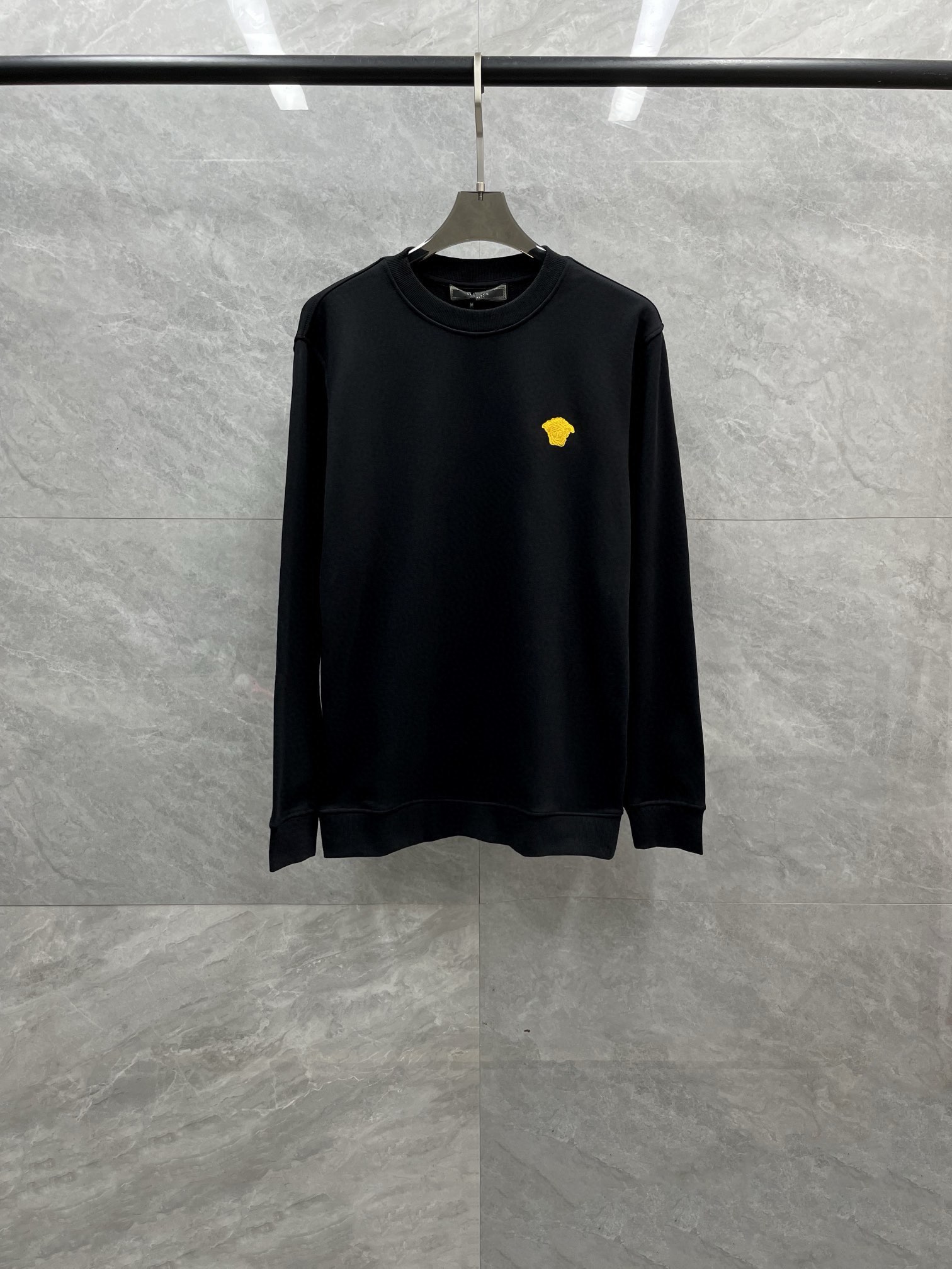 P520 VER Versace Approvisionnement stable longue période de vente 2024 automne et hiver nouveau Medusa broderie haute densité logo éponge 400g coton tricoté hommes et femmes avec la même sports pull shirt col rond hommes et femmes avec la même Medusa détails broderie décorative pull tricoté dernière série début automne sur le corps à la fois confortable et élégant cette saison V est un véritable amour ah ! Le tissu en tricot de coton éponge, taillé par des experts, s'adapte confortablement au corps et est suffisamment respirant pour être porté au printemps, en été et en automne ! Ce tissu présente les avantages de drapé doux et lisse résistant à l'usure facile à entretenir sensation délicate, confort doux pour vous donner un cent pour cent de la peau intime soin stéréoscopique forme délicate n'est pas facile à froisser sur le corps confortable mais sans perdre la douceur de la peau délicate dans l'exercice de jouer un respirable évacuation de l'humidité forte performance près du corps pour porter un très confortable et facile à manipuler n'importe quelle figure ! Le modèle de tailleur sportif décontracté est très à la mode et jeune, mais tout le monde a également besoin du type de produit unique et de la polyvalence de base et des éléments de détail peuvent être considérés comme la tendance actuelle du cercle de la mode est plus populaire girouette maison / décontracté / sportif / quotidien sont un très bon choix ! Sur le corps n'est pas pointilleux style vient avec une forte aura de sens soigné de l'artisanat de haute précision du niveau de production présente naturellement la haute qualité ! Casual polyvalent, les hommes et les femmes sur le corps sont bons à porter super chaud nouveau costume vous êtes encore hésitant quoi ! Couleur : noir, blanc Code S : largeur d'épaule 45cm - buste 106cm - longueur 66cm - longueur de manche 62cm Code M : largeur d'épaule 46cm - buste 110cm - longueur 68cm - longueur de manche 64cmmL Code : largeur d'épaule 47cm - buste 114cm - longueur 70cm - longueur de manche 65cm Code XL : largeur d'épaule 48cm - buste 118cm - longueur 72cm - longueur de manche 66cm Recommandation de taille (version un peu large) Recommandation de taille 66cm (version légèrement large) : taille 174-140 livres essayez le code S approprié ! Les garçons pesant 140 livres ou moins choisissent le code S 140-150 livres choisissent le code M 155-165 livres choisissent le code L 170-190 livres ou plus choisissent le code XL ! Les filles choisissent toutes le code S. -Les filles choisissent toutes le code S !