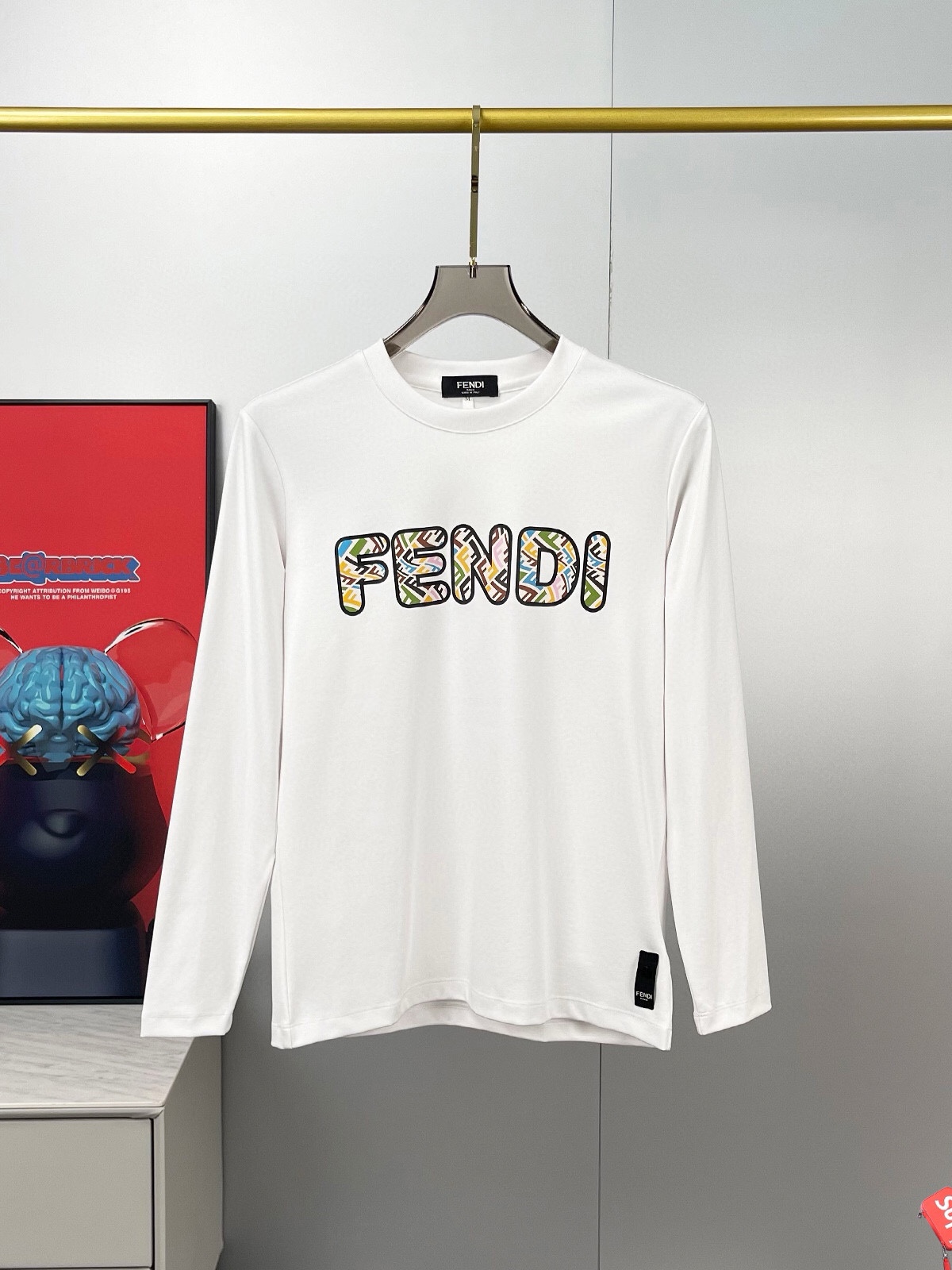 P440 FENDI Fendi Max wear 240 libras Muito recomendado! 2024 modelos de outono e inverno, a maioria das T-shirts de manga comprida com gola redonda. O fundo de desgaste único personalizado de outono e inverno é um design excelente! Logotipo clássico da marca embelezado com design resistente Tecido de algodão Tencel de alta qualidade feito à medida. Suave ao tato. Confortável de usar. Costura requintada de nível superior. Acabamento fino. O efeito no corpo é incomparável e bonito! Produto único e indispensável para o homem! Medidas: M-6XL (178 140 kg desgaste L desgaste máximo 240 kg)