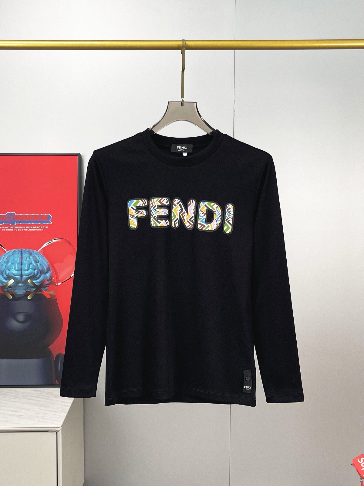 P440 FENDI Fendi Max wear 240 libras Muito recomendado! 2024 modelos de outono e inverno, a maioria das T-shirts de manga comprida com gola redonda. O fundo de desgaste único personalizado de outono e inverno é um design excelente! Logotipo clássico da marca embelezado com design resistente Tecido de algodão Tencel de alta qualidade feito à medida. Suave ao tato. Confortável de usar. Costura requintada de nível superior. Acabamento fino. O efeito no corpo é incomparável e bonito! Produto único e indispensável para o homem! Medidas: M-6XL (178 140 kg desgaste L desgaste máximo 240 kg)