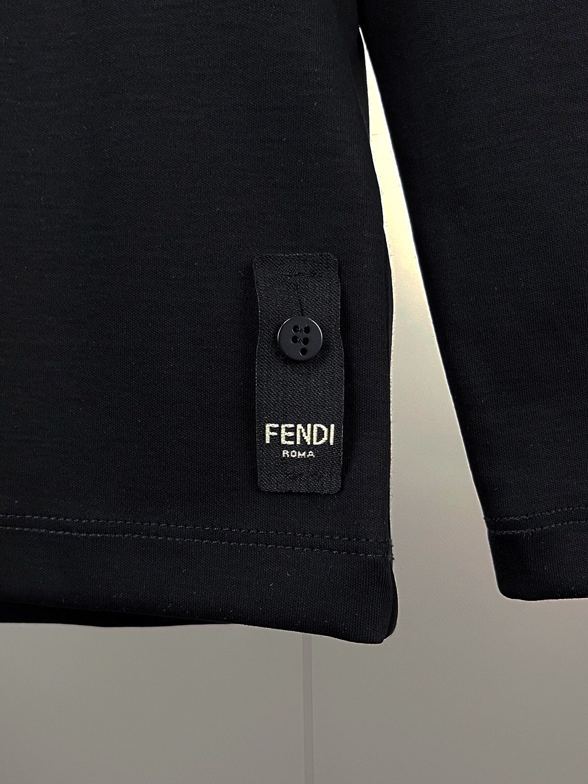 P440 FENDI Fendi maximum wear 240 pounds Heavyweight recommended! 2024 fall and winter models of the latest counter long-sleeved round neck T-shirt high end custom fall and winter single wear bottoming are very good design forward! Classic brand logo embellishment heavy design High-end customized Tencel cotton fabric. Soft to the touch. Comfortable to wear. Counter level exquisite stitching. Fine workmanship. The effect on the body is unrivaled handsome! Men's essential single product! Yardage: M-6XL (178 140 pounds wear L maximum wear 240 pounds)