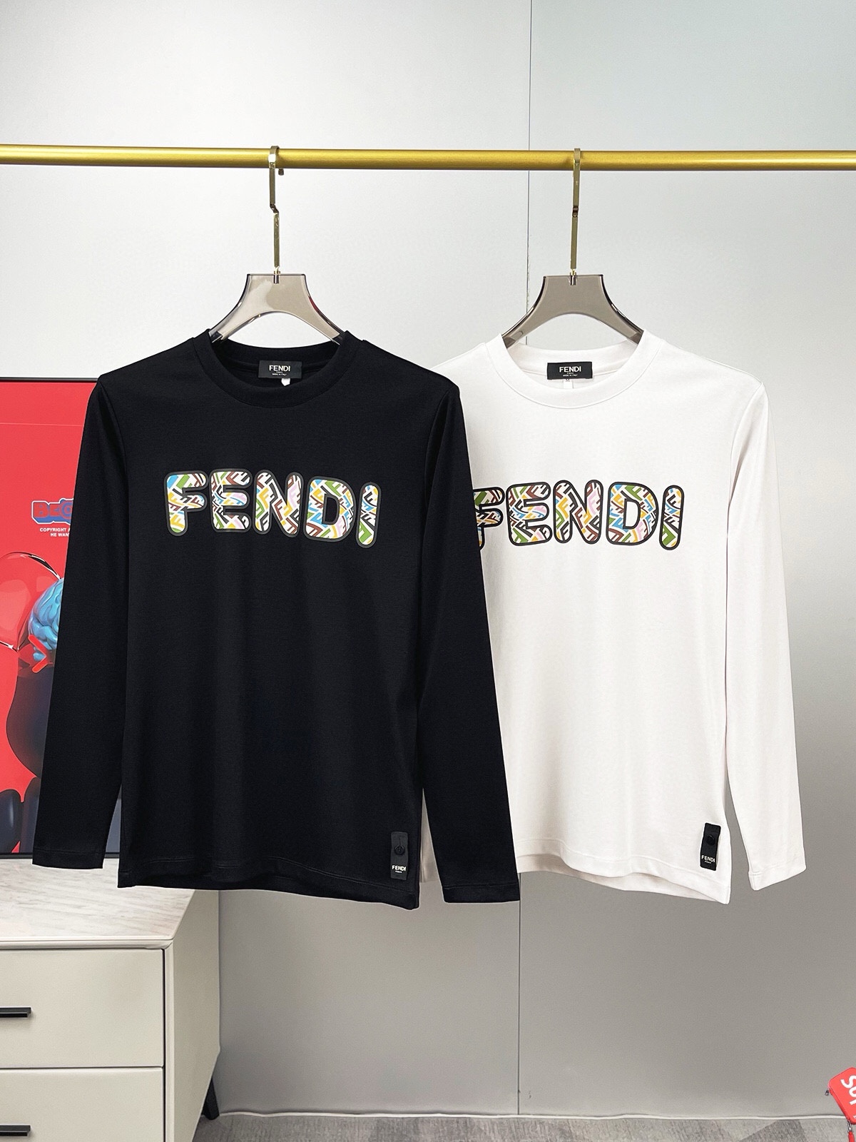 P440 FENDI Fendi Max wear 240 pounds Heavy recommended ! 2024 automne et hiver modèles contre la plupart des manches longues col rond T-shirt Haut de gamme personnalisé automne et hiver unique porter bas sont très excellent design avant ! Logo de la marque classique embelli avec un design robuste Tissu de coton Tencel haut de gamme sur mesure. Doux au toucher. Confortable à porter. Coutures exquises au niveau du comptoir. Finesse d'exécution. L'effet sur le corps est incomparable et séduisant ! Un seul produit essentiel pour les hommes ! Taille : M-6XL (178 140 kg pour L, 240 kg maximum)