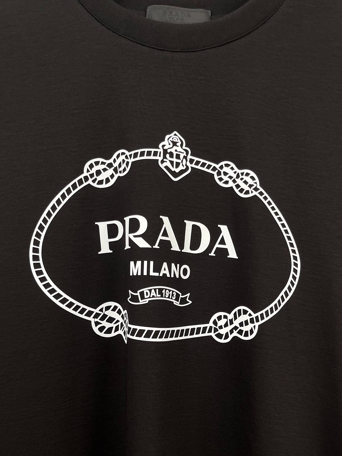 P440 Prada Prada Max wear 240 pounds Heavy recommended! 2024 fall and winter models counter latest long-sleeved round neck T-shirt High-end custom fall and winter single wear bottom are very excellent design avant-garde! Classic brand logo embellishment heavy design High-end customization Tencel cotton fabric. Soft to the touch. Comfortable to wear. Counter-level exquisite stitching. Fine workmanship. The effect on the body is unrivaled handsome! Men's must-have single product! Yardage: M-6XL (178 140 pounds wear L maximum wear 240 pounds)