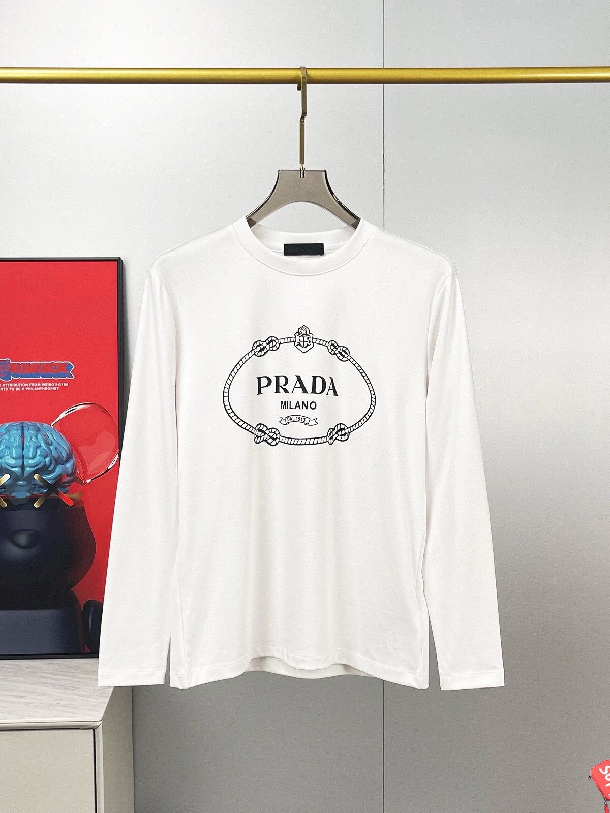 P440 Prada Prada Max wear 240 pounds Heavy recommended! 2024 fall and winter models counter latest long-sleeved round neck T-shirt High-end custom fall and winter single wear bottom are very excellent design avant-garde! Classic brand logo embellishment heavy design High-end customization Tencel cotton fabric. Soft to the touch. Comfortable to wear. Counter-level exquisite stitching. Fine workmanship. The effect on the body is unrivaled handsome! Men's must-have single product! Yardage: M-6XL (178 140 pounds wear L maximum wear 240 pounds)