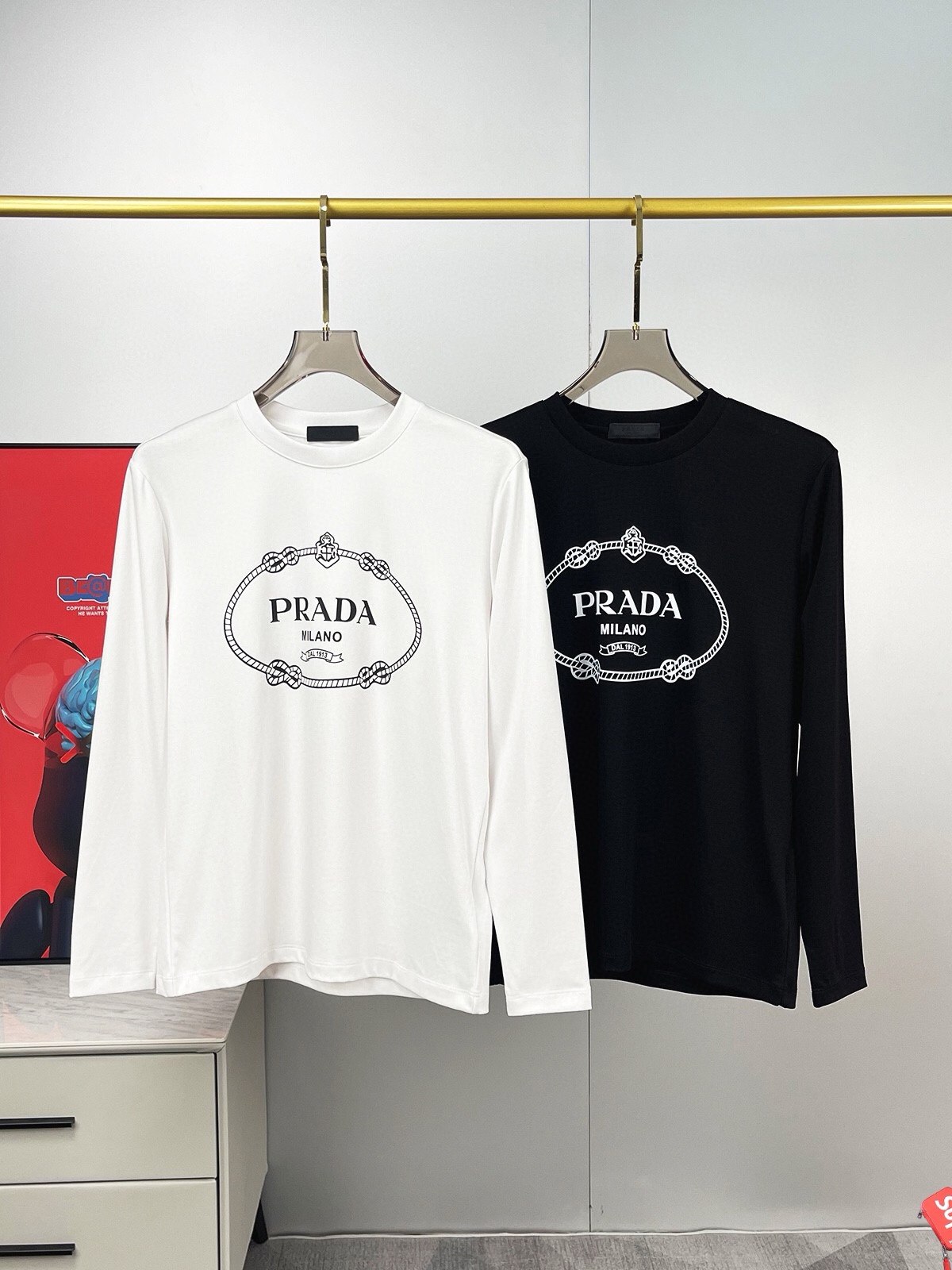 P440 Prada Prada Max wear 240 pounds Heavy recommended! 2024 fall and winter models counter latest long-sleeved round neck T-shirt High-end custom fall and winter single wear bottom are very excellent design avant-garde! Classic brand logo embellishment heavy design High-end customization Tencel cotton fabric. Soft to the touch. Comfortable to wear. Counter-level exquisite stitching. Fine workmanship. The effect on the body is unrivaled handsome! Men's must-have single product! Yardage: M-6XL (178 140 pounds wear L maximum wear 240 pounds)