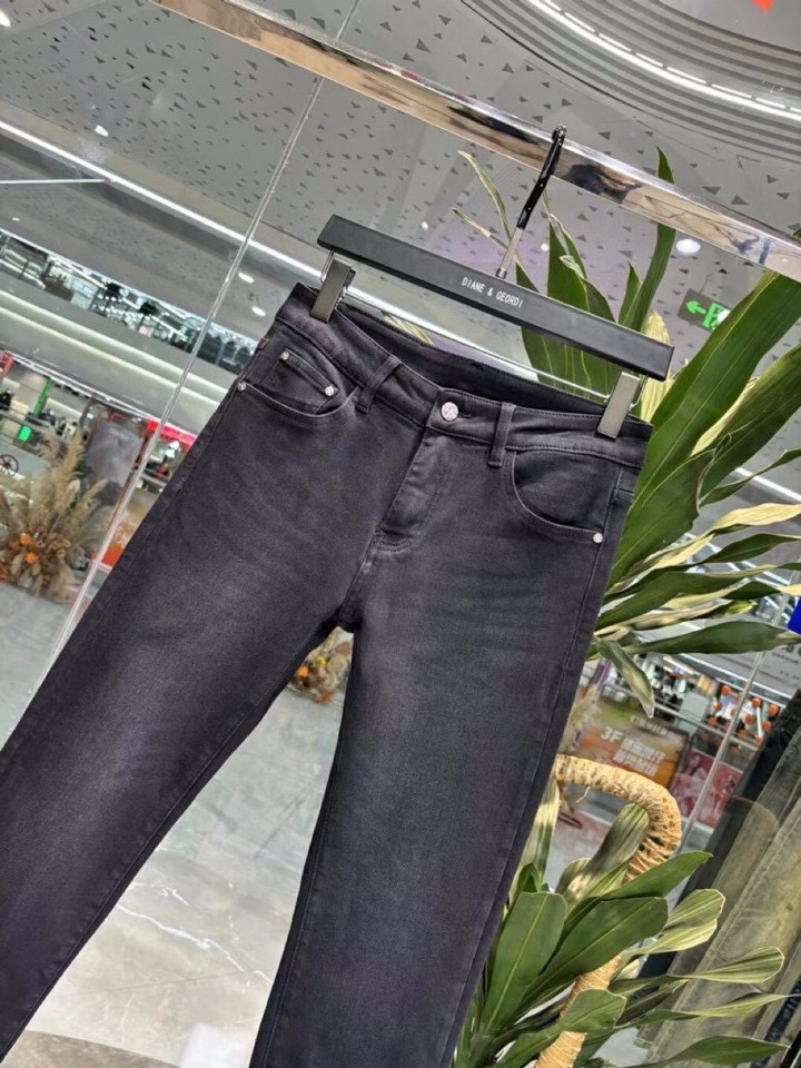 P500 Loewe Loewe Inside plus velours fin 2024 automne et hiver dernières séries de comptoirs Personnalisation haut de gamme Jean slim petite jambe Les derniers modèles de défilé de la semaine de la mode Décoration matérielle parfaite Conception artisanale super-lourde Incontournable de la mode Modèles simples et polyvalents Couture brodée à la main Processus original de lavage à la levure Tissus denim lourds sélectionnés (coton) Coupe tridimensionnelle Détails parfaits Sommet de l'excellence ! (Légèrement élastiqué) Taille : 28-38