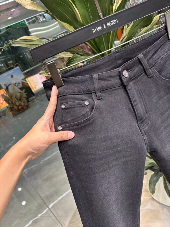 P500 Loewe Loewe Inside plus velours fin 2024 automne et hiver dernières séries de comptoirs Personnalisation haut de gamme Jean slim petite jambe Les derniers modèles de défilé de la semaine de la mode Décoration matérielle parfaite Conception artisanale super-lourde Incontournable de la mode Modèles simples et polyvalents Couture brodée à la main Processus original de lavage à la levure Tissus denim lourds sélectionnés (coton) Coupe tridimensionnelle Détails parfaits Sommet de l'excellence ! (Légèrement élastiqué) Taille : 28-38