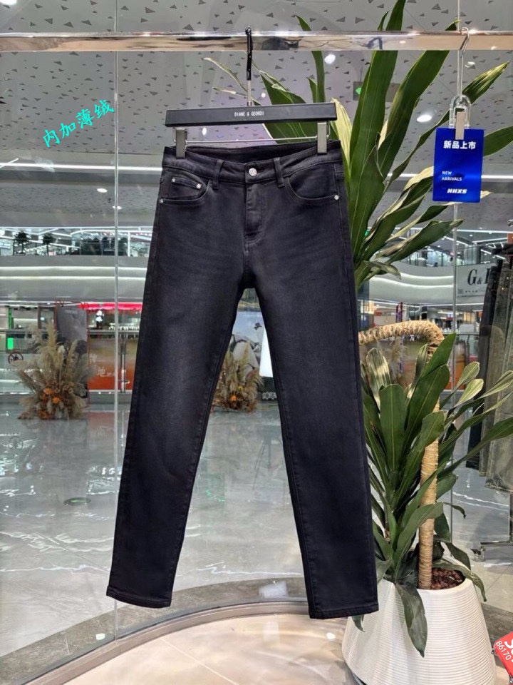 P500 Loewe Loewe Inside plus velours fin 2024 automne et hiver dernières séries de comptoirs Personnalisation haut de gamme Jean slim petite jambe Les derniers modèles de défilé de la semaine de la mode Décoration matérielle parfaite Conception artisanale super-lourde Incontournable de la mode Modèles simples et polyvalents Couture brodée à la main Processus original de lavage à la levure Tissus denim lourds sélectionnés (coton) Coupe tridimensionnelle Détails parfaits Sommet de l'excellence ! (Légèrement élastiqué) Taille : 28-38