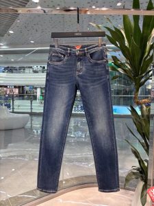 P500 Prada Prada 2024 Automne/Hiver dernière série de comptoirs Personnalisation haut de gamme Jean slim à petites jambes Les derniers modèles de défilé de la semaine de la mode Décoration matérielle parfaite Conception artisanale très lourde Incontournables de la mode Modèles simples et polyvalents Couture brodée purement à la main Couleur originale Processus de lavage à la levure Tissus denim lourds sélectionnés (coton) Coupe tridimensionnelle Détails parfaits Sommet de l'excellence ! (Légèrement élastiqué) Taille : 28-38