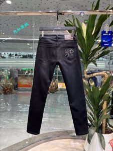 P500 Loewe Loewe Inside plus velours fin 2024 automne et hiver dernières séries de comptoirs Personnalisation haut de gamme Jean slim petite jambe Les derniers modèles de défilé de la semaine de la mode Décoration matérielle parfaite Conception artisanale super-lourde Incontournable de la mode Modèles simples et polyvalents Couture brodée à la main Processus original de lavage à la levure Tissus denim lourds sélectionnés (coton) Coupe tridimensionnelle Détails parfaits Sommet de l'excellence ! (Légèrement élastiqué) Taille : 28-38