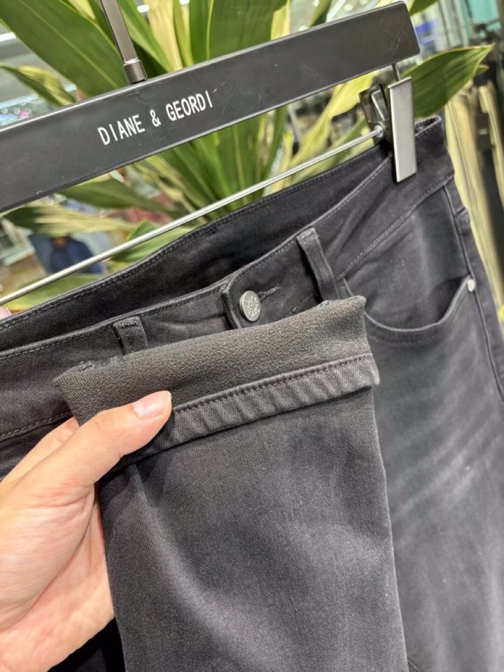 P500 Loewe Loewe Inside plus thin velvet 2024 outono e inverno últimas séries de balcão Personalizado de alta qualidade Calças de ganga slim de perna pequena Os últimos modelos de passerelle da semana da moda Decoração de ferragens perfeita Design artesanal superpesado Moda imprescindível Modelos simples e versáteis Costura bordada à mão pura Processo de lavagem original com fermento Tecidos de ganga (algodão) selecionados de peso elevado Corte tridimensional Detalhes perfeitos Pico de excelência! (Ligeiramente elástico) Tamanho: 28-38