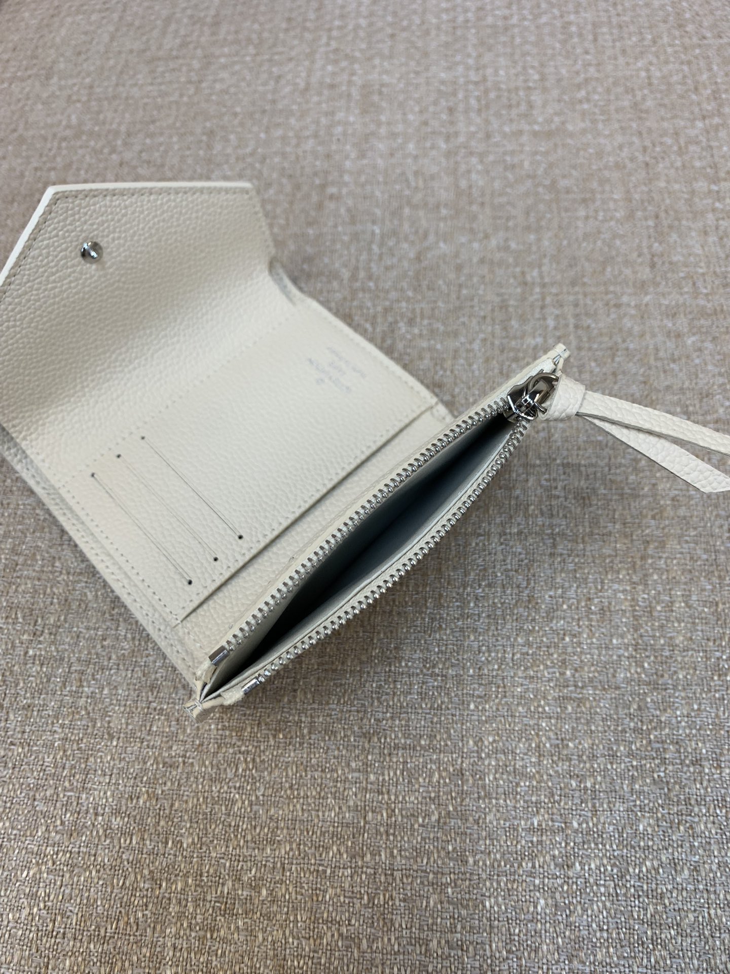 M12746 Beige L*SKI "Part of the Collection" Victorine's Wallet" Élégant ton Azur Frost et sensation de brillance attirent l'œil Fait de cuir Monogram/Amplant, le symbole de la Maison, et de stras brillants. Le fermoir de la fleur Monogram et le grand espace pour ranger les cartes, les billets et les pièces de monnaie sont également attrayants. taille : 12x9,5x2,5cm-usine de haute qualité