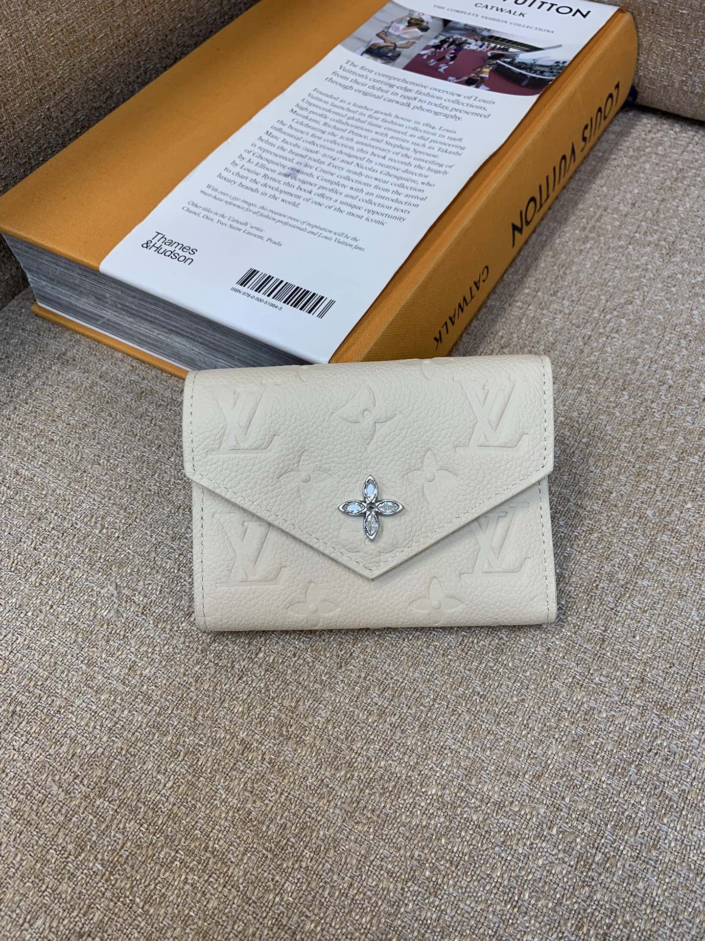 M12746 Beige L*SKI "Part of the Collection" Victorine's Wallet" Élégant ton Azur Frost et sensation de brillance attirent l'œil Fait de cuir Monogram/Amplant, le symbole de la Maison, et de stras brillants. Le fermoir de la fleur Monogram et le grand espace pour ranger les cartes, les billets et les pièces de monnaie sont également attrayants. taille : 12x9,5x2,5cm-usine de haute qualité