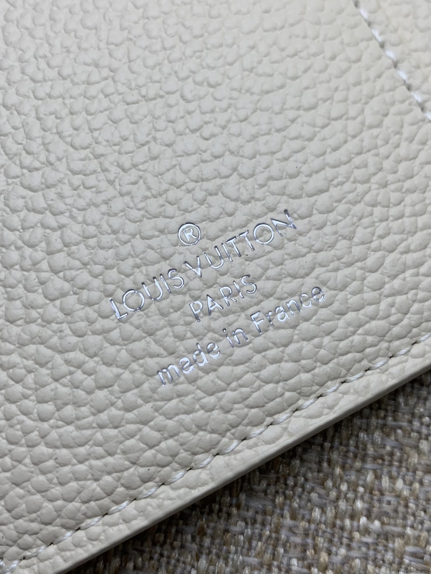 M12746 Beige L*SKI "Part of the Collection" Victorine's Wallet" Élégant ton Azur Frost et sensation de brillance attirent l'œil Fait de cuir Monogram/Amplant, le symbole de la Maison, et de stras brillants. Le fermoir de la fleur Monogram et le grand espace pour ranger les cartes, les billets et les pièces de monnaie sont également attrayants. taille : 12x9,5x2,5cm-usine de haute qualité