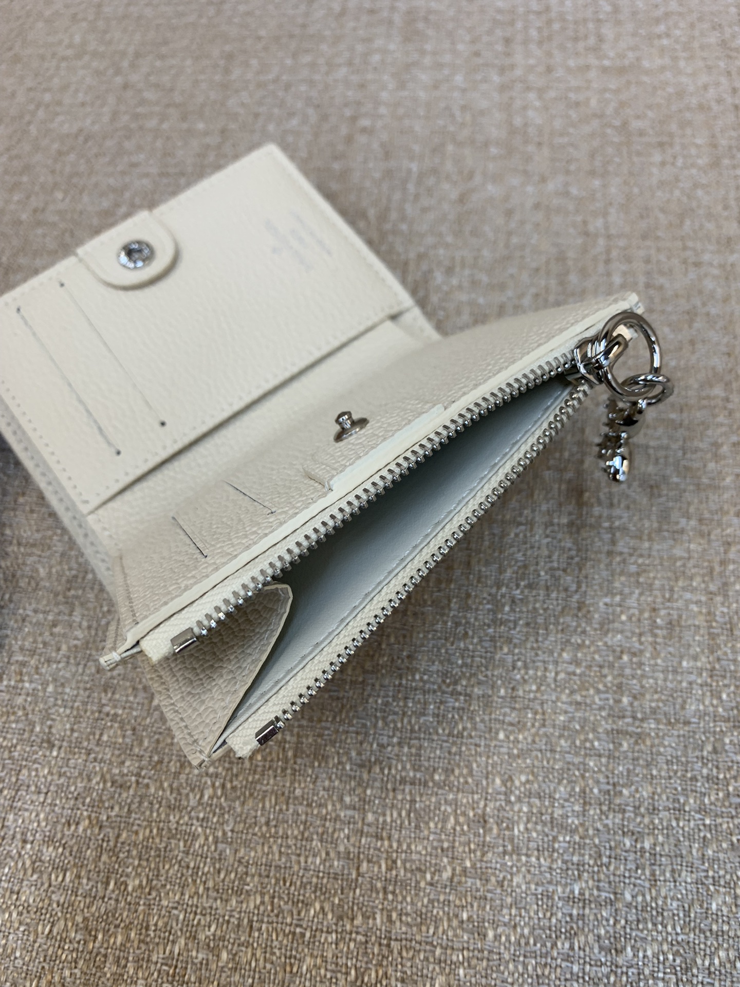 M12536 Beige This Lisa wallet is made from signature Monogram Empreinte leather with a "shimmery" effect, perfect for the party season. The compact design slips easily into a small bag or clutch. The zipper is adorned with a monogrammed flower charm. Card slots size: 9x11.5x1.5cm-High-fashion Factory