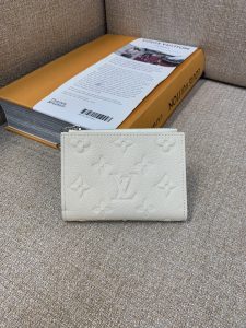 M12536米白色
这款Lisa钱包由标志性的Monogram Empreinte皮革制成 具有“闪亮”效果 非常适合派对季 紧凑的设计 很容易滑入小包或手拿包中 拉链上装饰着字母组合花吊饰 里面有多个放硬币和钞票的口袋 外加四个卡槽 size：9x11.5x1.5cm-高仿包包