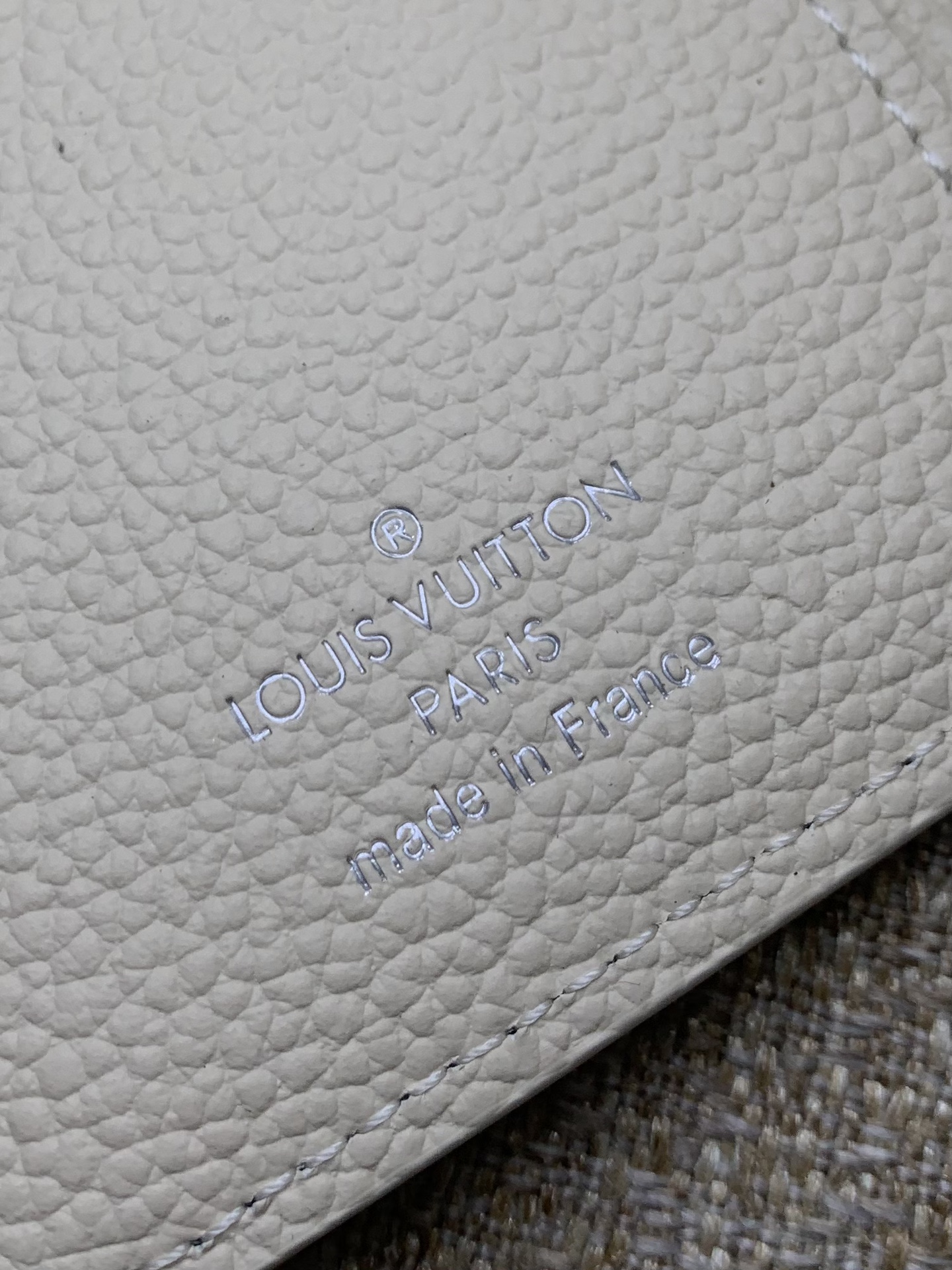 M12188 Beige with a glossy finish is the "Wallet Claire" from the "L*SKI" collection. This season's exclusive Azur Frost color creates a sophisticated atmosphere. Monogram/flower charm on the zipper Compact design Easy to organize interior such as a coin purse with a zipper and 6 card slots Size: 11x8.5x3.5cm-HIGH FASHION FACTORY