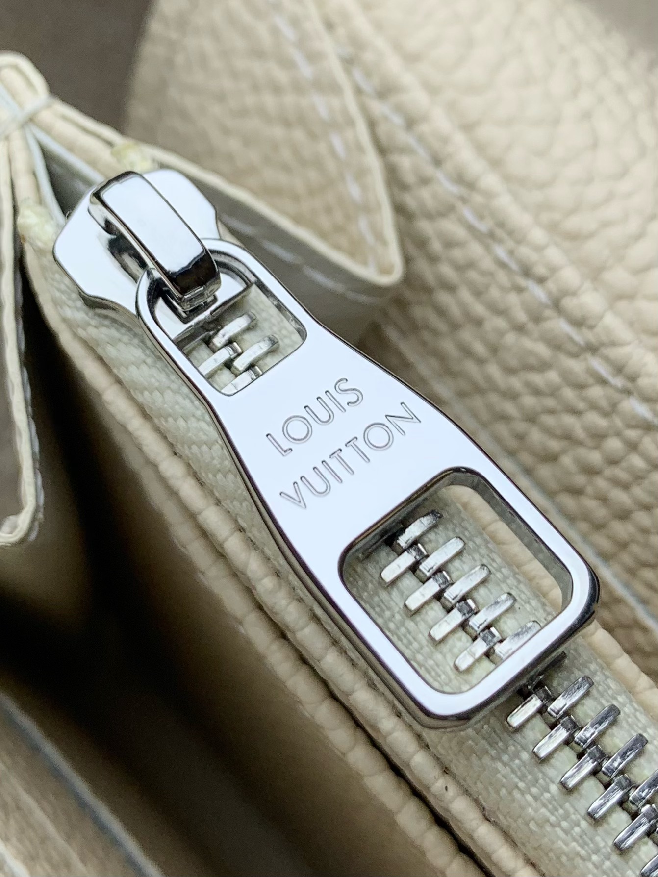 M12172 Beige Como parte de la colección de esquí de LV, esta versión "brillante" de la Cartera Sarah también es ideal para las escapadas alpinas y los días en la ciudad. El diseño inspirado en un sobre luce la emblemática piel Monogram Empreinte de la casa y se cierra con un broche a presión decorado con una única flor Monogram. Se cierra con un broche a presión decorado con una única flor Monogram En el interior hay múltiples bolsillos y compartimentos para billetes y monedas, además de 16 ranuras para tarjetas Tamaño: 19x10,5x2cm-Fábrica de alta costura