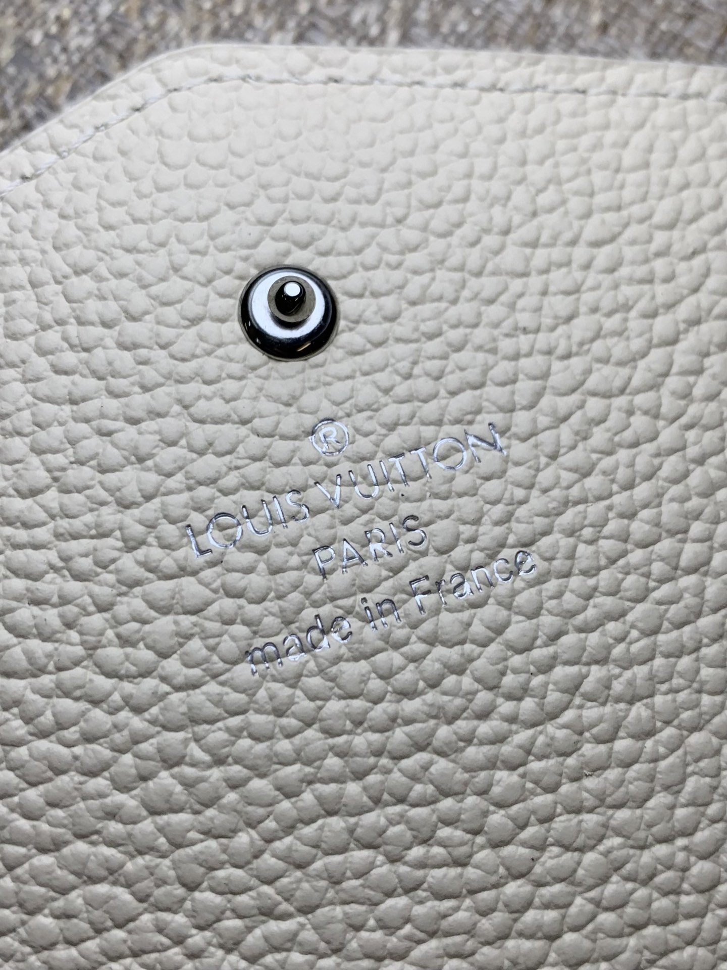 M12172 Beige As part of LV's ski collection, this "shiny" version of the Sarah Wallet is also ideal for alpine escapes and days on the town The envelope-inspired design showcases the house's signature Monogram Empreinte leather and is secured with a press-stud fastening decorated with a single Monogram flower. Secured with a press-stud closure decorated with a single Monogram flower Inside, there are multiple pockets and compartments for bills and coins, plus 16 card slots Size: 19x10.5x2cm-High Fake Factory