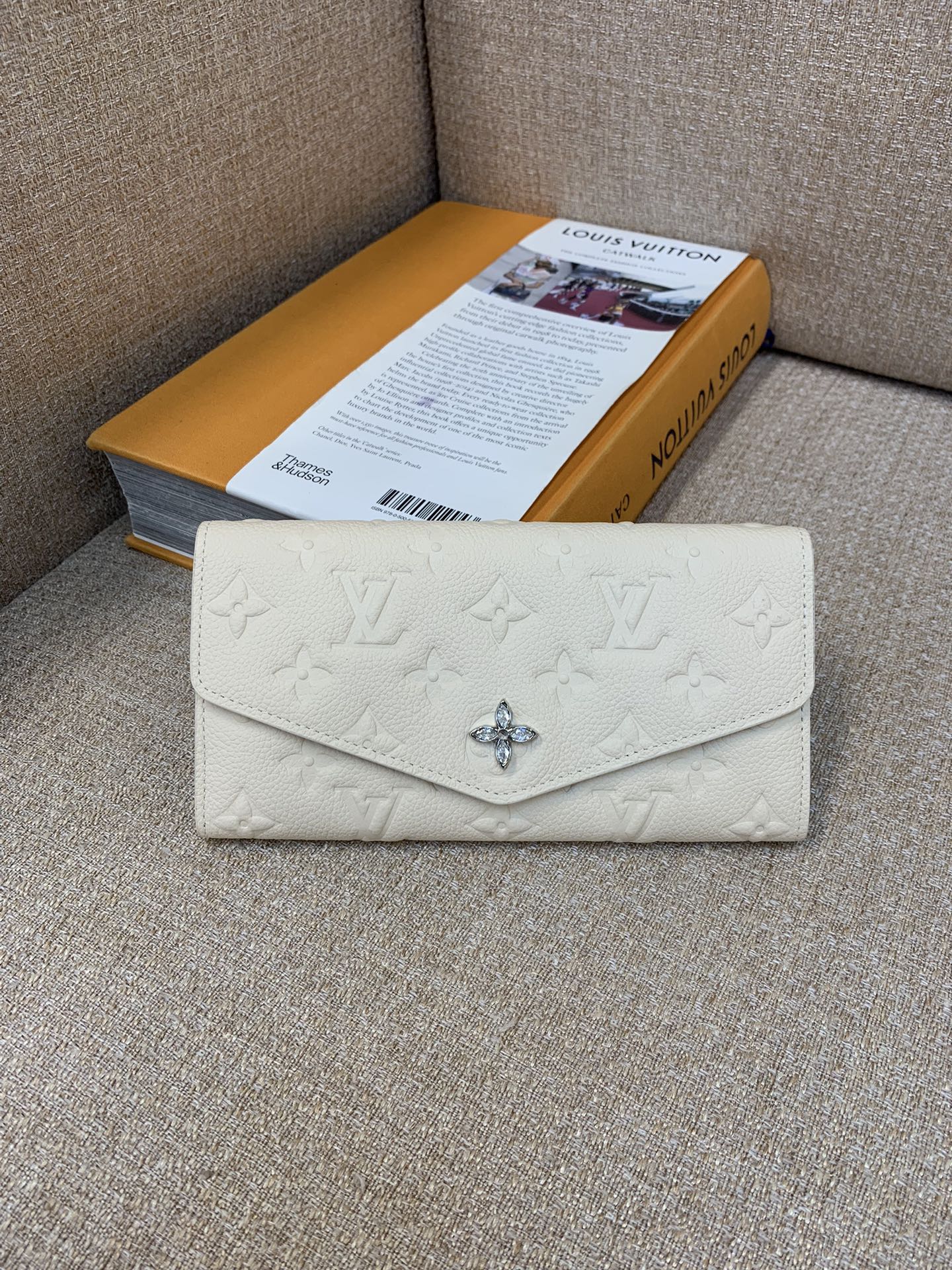 M12172 Beige As part of LV's ski collection, this "shiny" version of the Sarah Wallet is also ideal for alpine escapes and days on the town The envelope-inspired design showcases the house's signature Monogram Empreinte leather and is secured with a press-stud fastening decorated with a single Monogram flower. Secured with a press-stud closure decorated with a single Monogram flower Inside, there are multiple pockets and compartments for bills and coins, plus 16 card slots Size: 19x10.5x2cm-High Fake Factory