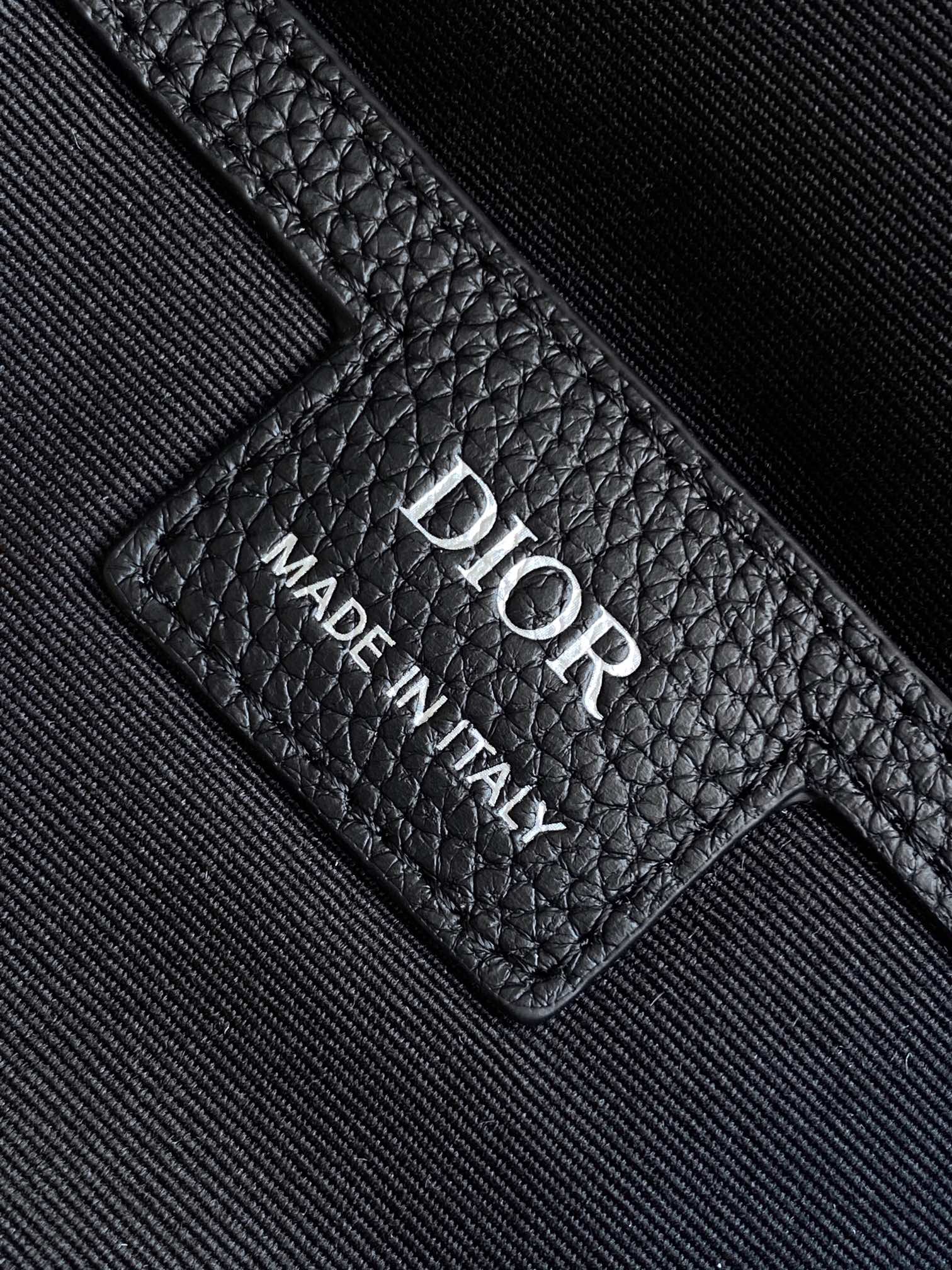 图片[9]-这款 Dior 8 卷顶双肩背包是二零二五春季男装系列新品时尚且实用采用黑色 Oblique 印花面料等材质精心制作搭配带有 Dior 8 搭扣的自扣式翻盖提升格调正面饰以 Dior 标志设有宽敞的主隔层、两个插袋以及两个网眼织物侧面口袋款式实用可为休闲装扮增添点睛之笔
主体：棉科技面料牛皮革
里料：棉科技面料牛皮革
主隔层搭配自扣式翻盖和 Dior 8 搭扣
内部扁平电脑隔层
内部插袋
侧面网眼织物口袋
顶部皮革手柄
可调节加垫肩带
背部采用加垫网眼织物饰以 Dior 标志
正面饰以金属覆层黄铜 Dior 标志
内部饰有 Dior 压花标志
内含防尘袋
尺寸：39 x 42 x 13 厘米（长 x 高 x 宽）
主隔层可收纳 1 部 15 英寸笔记本电脑、A4 文件和 1 部平板电脑
侧面口袋可收纳各种型号的手机
编号: 1ESBA216YK-高仿包包