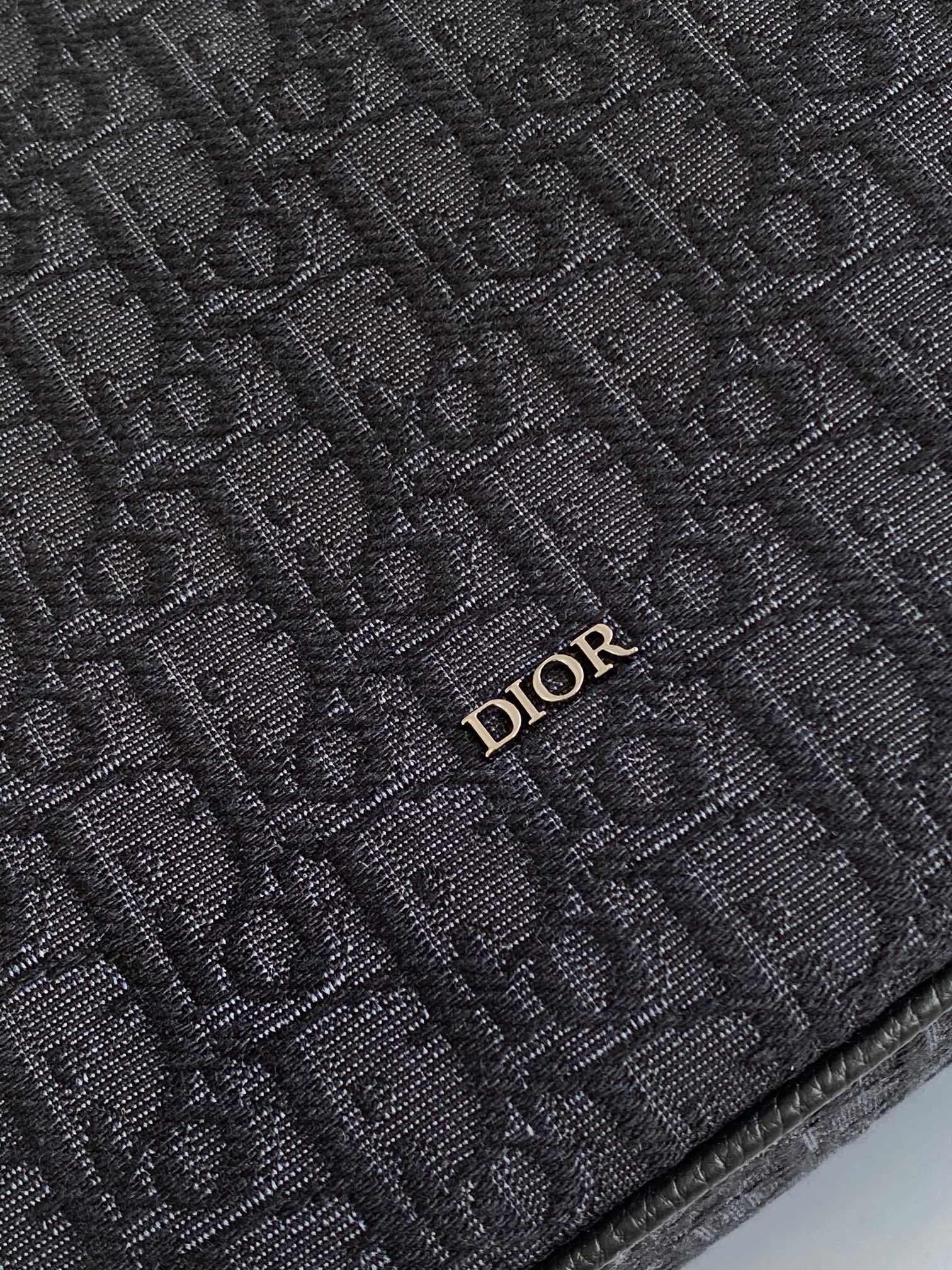 图片[5]-这款 Dior 8 卷顶双肩背包是二零二五春季男装系列新品时尚且实用采用黑色 Oblique 印花面料等材质精心制作搭配带有 Dior 8 搭扣的自扣式翻盖提升格调正面饰以 Dior 标志设有宽敞的主隔层、两个插袋以及两个网眼织物侧面口袋款式实用可为休闲装扮增添点睛之笔
主体：棉科技面料牛皮革
里料：棉科技面料牛皮革
主隔层搭配自扣式翻盖和 Dior 8 搭扣
内部扁平电脑隔层
内部插袋
侧面网眼织物口袋
顶部皮革手柄
可调节加垫肩带
背部采用加垫网眼织物饰以 Dior 标志
正面饰以金属覆层黄铜 Dior 标志
内部饰有 Dior 压花标志
内含防尘袋
尺寸：39 x 42 x 13 厘米（长 x 高 x 宽）
主隔层可收纳 1 部 15 英寸笔记本电脑、A4 文件和 1 部平板电脑
侧面口袋可收纳各种型号的手机
编号: 1ESBA216YK-高仿包包