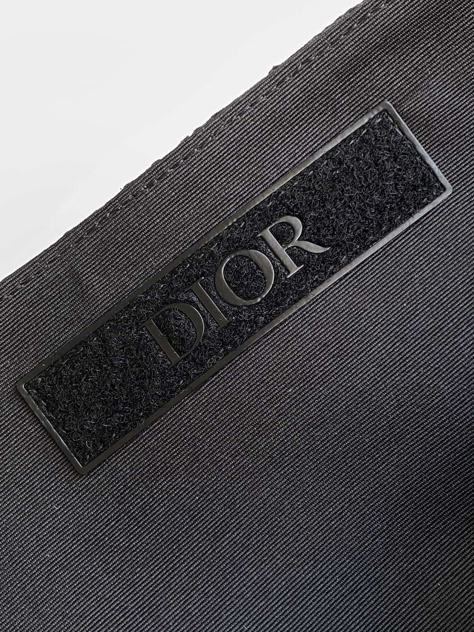 Le sac à dos à roulettes Dior 8, nouveau venu dans la collection homme printemps 2025, est élégant et fonctionnel, réalisé dans des matières telles que le tissu noir imprimé Oblique et rehaussé d'un rabat à fermeture automatique avec boucle Dior 8. Le devant, orné du logo Dior, comporte un compartiment principal spacieux, deux poches fendues et deux poches latérales en maille. Tissu techniqueCuir de buffleDoublure : CotonTextile techniqueCompartiment principal en cuir de buffle avec rabat auto-fixant et boucle Dior 8Compartiment intérieur pour ordinateur platPoches intérieures fenduesPoches latérales en tissu mailléPoignées supérieures en cuirSangle d'épaule rembourrée réglableDossier en tissu maillé rembourréMotif Dior sur le devantSurimpression métalliqueMotif Dior en laiton sur le devantMotif Dior embossé à l'intérieurPochette intérieure pour la poussièreDimensions : 39 x 42 x 13 cm (L x H x l) 13 cm (L x H x L)Compartiment principal pour 1 ordinateur portable de 15 pouces, des documents A4 et 1 tablettePochettes latérales pour différents modèles de téléphones portablesNo. 1ESBA216YK-High-Fashion Factory