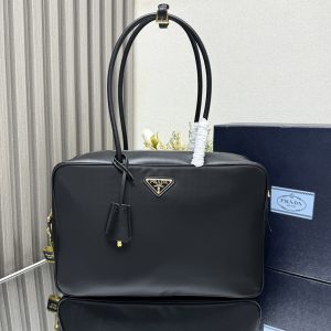 P1260 ラージトートバッグ 🎉1BB131 届きました🙊クラシックなフォルムのトートバッグは、リサイクルナイロン（Re-Nylon）とレザー素材で洗練されたエレガントな装飾が施され、金属製のハードウェアとエナメル加工された三角形のメタルロゴのジッパーと南京錠の閉鎖は、20センチメートルの容量スペースのドロップ長さとレザーハンドルのシックな要素を追加し、カジュアルやクールにすることができます！実用的でスタイリッシュなバッグです！