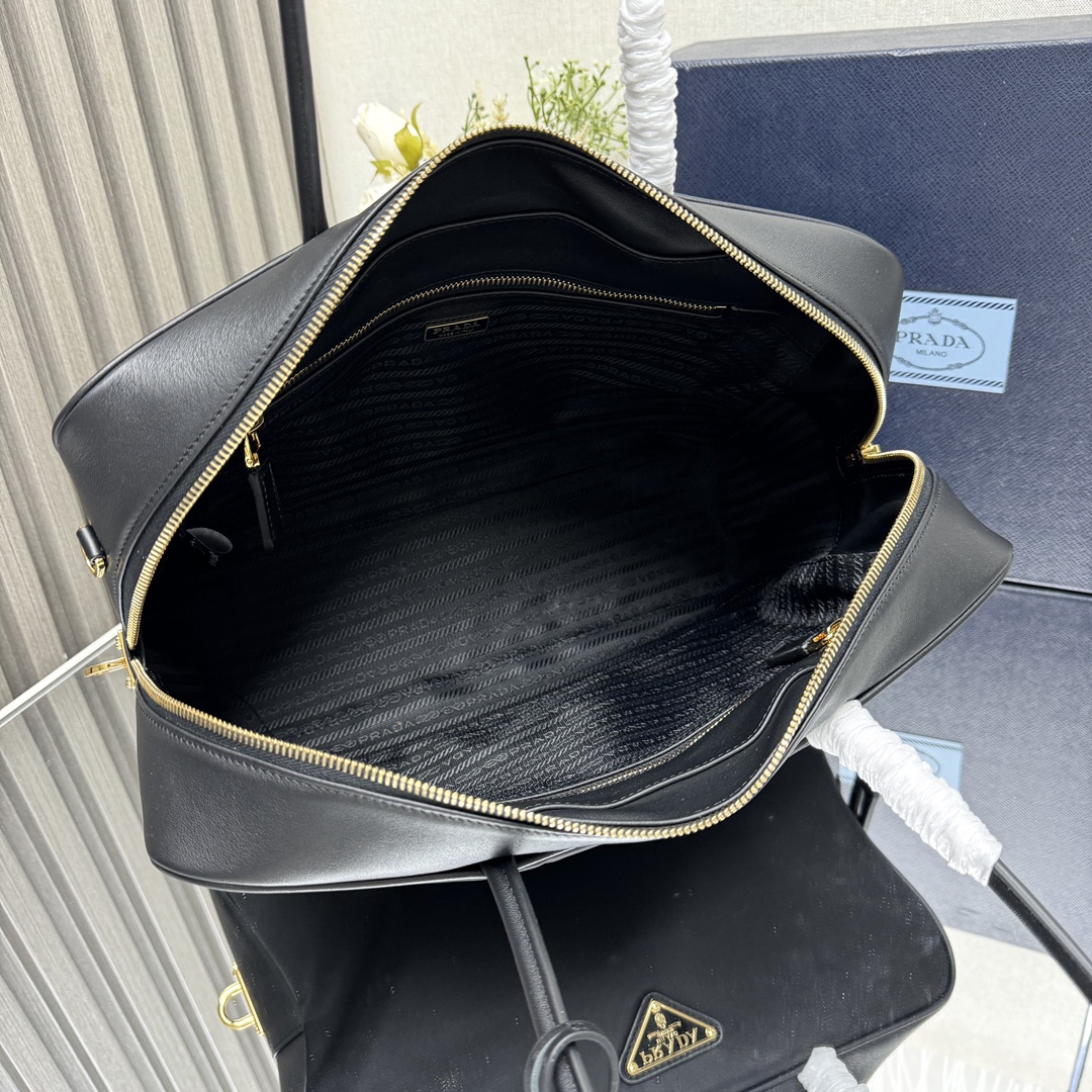 P1260 Grand sac fourre-tout 🎉1BB131 Arrivée 🙊Ce sac fourre-tout est une forme classique et robuste faite de nylon recyclé (Re-Nylon) et de matériaux en cuir sophistiqués et élégants décorés de matériel métallique et de logo triangulaire métallique émaillé fermeture à glissière et cadenas ajoute un élément chic de poignées en cuir longueur suspendue de 20 cm espace de capacité peut être décontracté ou cool ! 😎Pratique et élégant à transporter 😘Get it now !