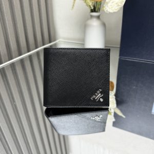 P360 プラダ 新作 メンズ 短財布 💼クラシック ↪So_1F513 型番2M0513内寸164オフセットサイズ💋スタイリッシュなサフィアーノレザーにアップリケされたフラワー装飾を組み合わせた財布コーナーにメタリックロゴ優しく開くと、様々なコンパートメント、ポケット、カードスロット、ファブリックライニングが現れます🏅️。🏅️🏅️ サイズ：L11cm*H9.5cm