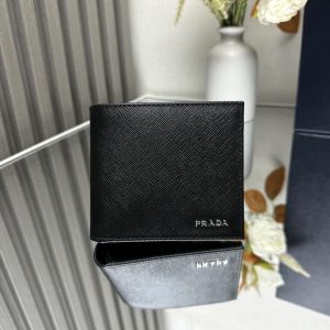 P360 Prada nueva cartera corta de los hombres 💼 modelos clásicos pop 👏 modelo 2M0513 dentro del código 164 código OEM 💋 el estilo con diseño cruzado de cuero Saffiano frente decorado con el logotipo de Prada grabado en metal en el interior del diseño del diseño de forro textil completo con ocho ranuras para tarjetas y un número de compartimentos diseñados para ser práctico y resaltar el estilo de la ciudad. 🏅️🏅️🏅️ Tamaño: L11cm*H9.5cm