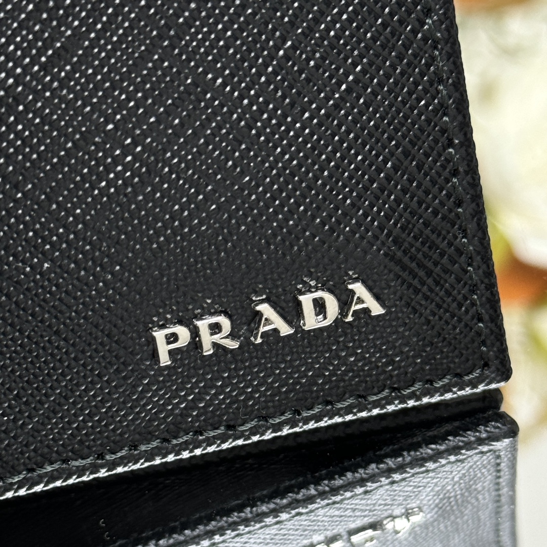 P360 Prada nova carteira curta masculina 💼 modelos pop clássicos 👏 modelo 2M0513 dentro do código 164 código OEM 💋 o estilo com design cruzado de couro Saffiano frente decorada com logotipo gravado em metal Prada dentro do design do design de forro têxtil completo com oito slots de cartão e vários compartimentos projetados para serem práticos e destacar o estilo da cidade 🏅️🏅️🏅️ Tamanho: L11cm*H9,5cm