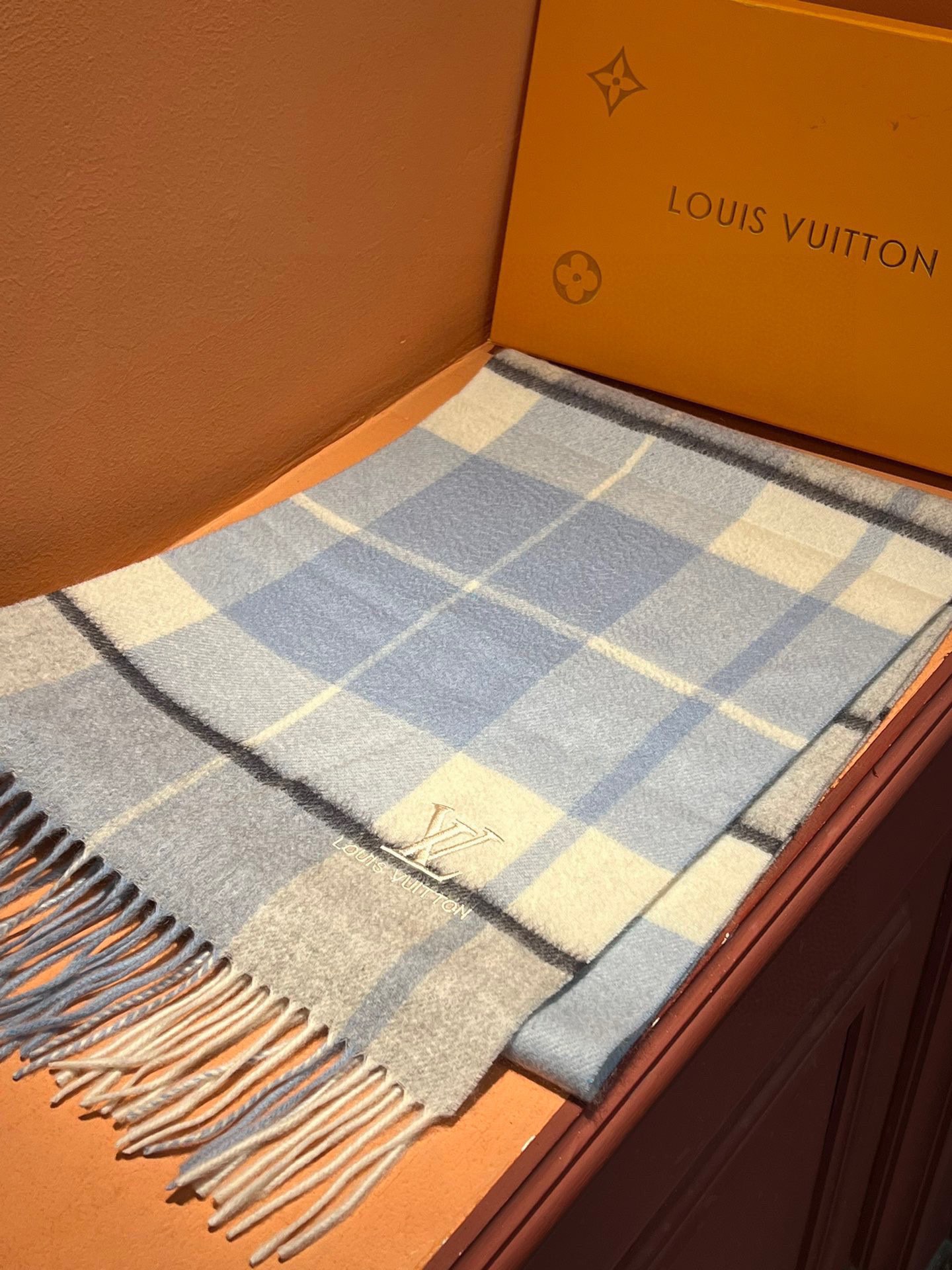 P410 ✔️ Burberry New - Couples Cashmere Scarf ❗️ La sélection des fibres de cachemire les plus fines est longue et laborieuse, puis trempées dans de l'eau de source propre pour que les fibres de cachemire présentent une texture duveteuse unique, si délicate au toucher, et l'utilisation d'une technologie de rétrécissement léger est le seul moyen d'obtenir une surface luxueuse et douce ❗️ Les ondulations de l'eau sont vraiment merveilleuses, et le toucher ressemble à la peau d'un bébé, douce, collante, collante, et au toucher de la main, pleine de peluches délicates ❗️ a toujours été un synonyme d'excellence ! Le prix est absolument 100 pour cent abordable ❗️ cadeau pour garder eux-mêmes sont bons ! Absolument bonne marchandise ❗️ Spécifications 32 * 180 cm composition 100% cachemire