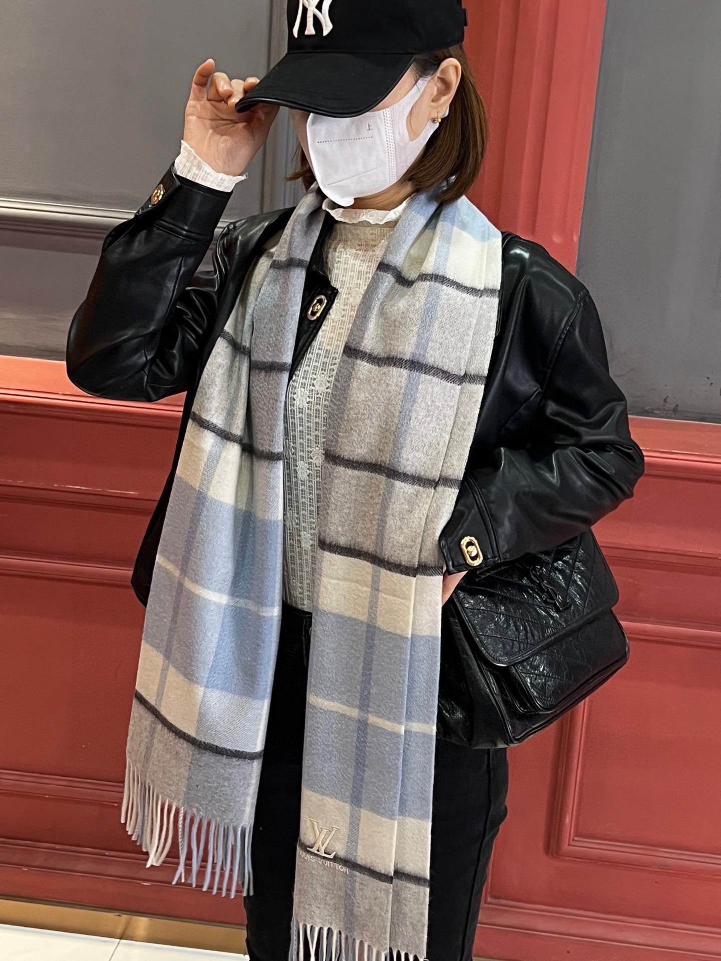 P410 ✔️ Burberry New - Couples Cashmere Scarf ❗️ A seleção das melhores fibras de caxemira exige tempo e esforço, sendo depois mergulhadas em água limpa de nascente para que as fibras de caxemira apresentem uma textura fofa única, tão delicada ao toque, utilizando um processo de encolhimento ligeiro para obter um brilho superficial luxuoso e suave ❗️ As ondulações da água são realmente demasiado boas para tocar, como se fosse a pele de um bebé, macia e pegajosa, e a sensação da mão está cheia de penugem fina ❗️ sempre foi sinónimo de excelência! O preço é absolutamente 100 por cento acessível ❗️ presente para se manterem são bons! Produtos absolutamente bons ❗️ Especificações 32 * 180 cm composição 100% caxemira