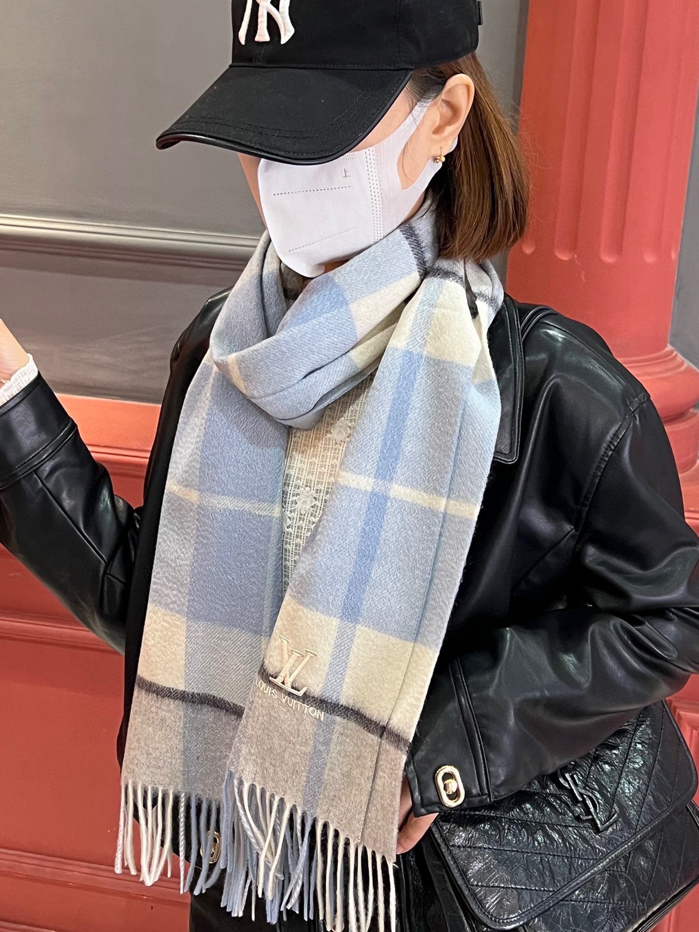 P410 ✔️ Burberry New - Couples Cashmere Scarf ❗️ La sélection des fibres de cachemire les plus fines est longue et laborieuse, puis trempées dans de l'eau de source propre pour que les fibres de cachemire présentent une texture duveteuse unique, si délicate au toucher, et l'utilisation d'une technologie de rétrécissement léger est le seul moyen d'obtenir une surface luxueuse et douce ❗️ Les ondulations de l'eau sont vraiment merveilleuses, et le toucher ressemble à la peau d'un bébé, douce, collante, collante, et au toucher de la main, pleine de peluches délicates ❗️ a toujours été un synonyme d'excellence ! Le prix est absolument 100 pour cent abordable ❗️ cadeau pour garder eux-mêmes sont bons ! Absolument bonne marchandise ❗️ Spécifications 32 * 180 cm composition 100% cachemire