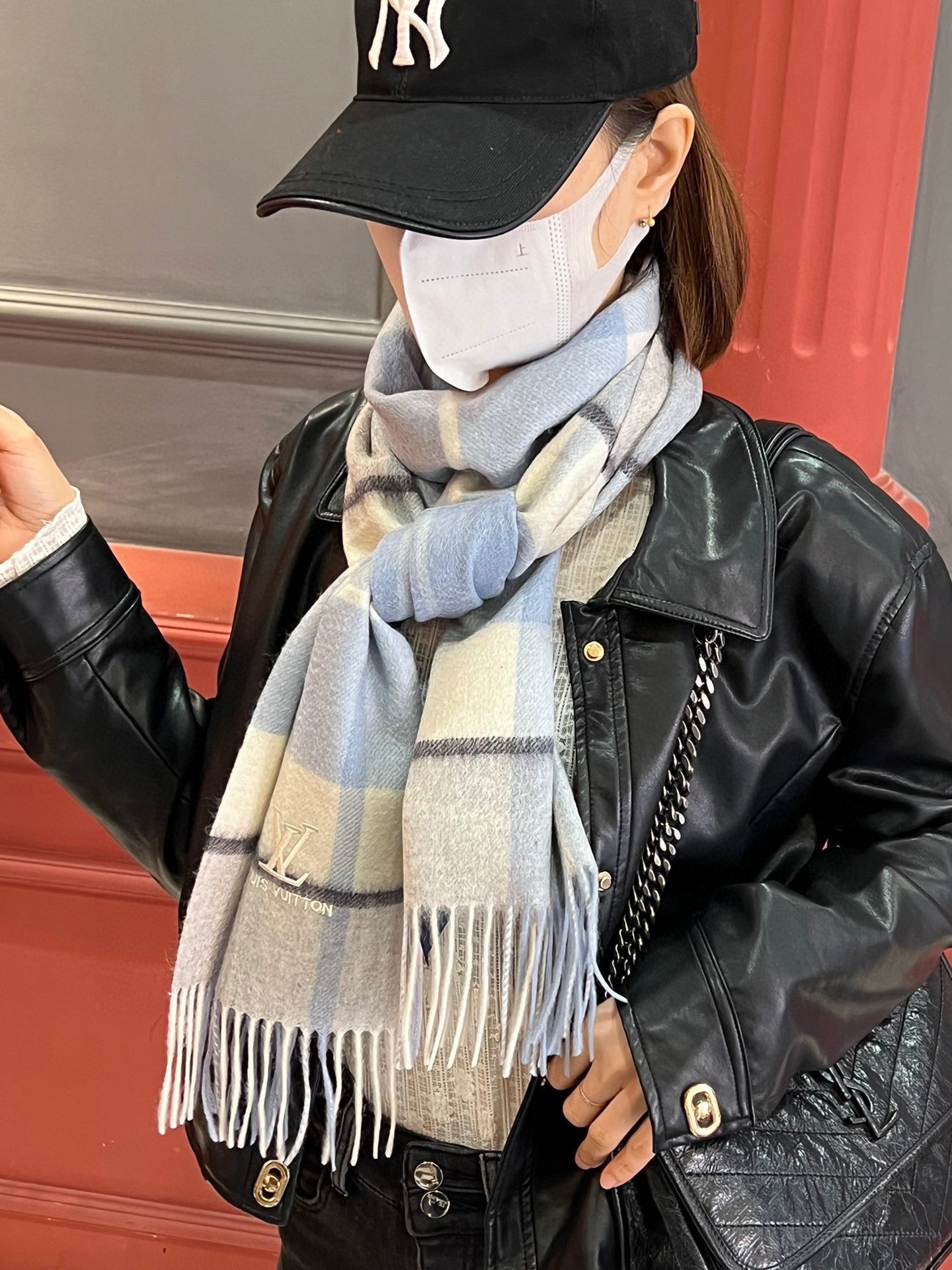 P410 ✔️ Burberry New - Couples Cashmere Scarf ❗️ La sélection des fibres de cachemire les plus fines est longue et laborieuse, puis trempées dans de l'eau de source propre pour que les fibres de cachemire présentent une texture duveteuse unique, si délicate au toucher, et l'utilisation d'une technologie de rétrécissement léger est le seul moyen d'obtenir une surface luxueuse et douce ❗️ Les ondulations de l'eau sont vraiment merveilleuses, et le toucher ressemble à la peau d'un bébé, douce, collante, collante, et au toucher de la main, pleine de peluches délicates ❗️ a toujours été un synonyme d'excellence ! Le prix est absolument 100 pour cent abordable ❗️ cadeau pour garder eux-mêmes sont bons ! Absolument bonne marchandise ❗️ Spécifications 32 * 180 cm composition 100% cachemire