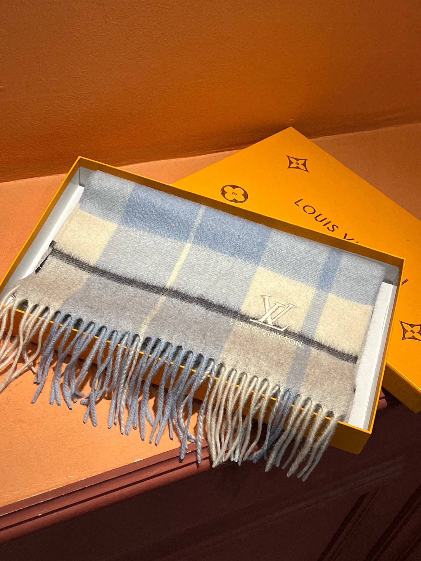 P410 ✔️ Burberry New - Couples Cashmere Scarf ❗️ A seleção das melhores fibras de caxemira exige tempo e esforço, sendo depois mergulhadas em água limpa de nascente para que as fibras de caxemira apresentem uma textura fofa única, tão delicada ao toque, utilizando um processo de encolhimento ligeiro para obter um brilho superficial luxuoso e suave ❗️ As ondulações da água são realmente demasiado boas para tocar, como se fosse a pele de um bebé, macia e pegajosa, e a sensação da mão está cheia de penugem fina ❗️ sempre foi sinónimo de excelência! O preço é absolutamente 100 por cento acessível ❗️ presente para se manterem são bons! Produtos absolutamente bons ❗️ Especificações 32 * 180 cm composição 100% caxemira