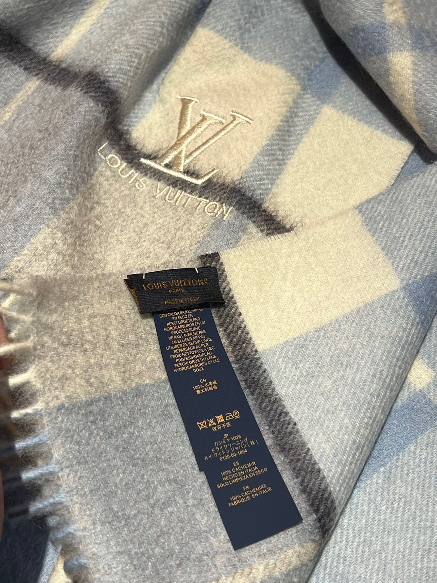 P410 ✔️ Burberry New - Couples Cashmere Scarf ❗️ La sélection des fibres de cachemire les plus fines est longue et laborieuse, puis trempées dans de l'eau de source propre pour que les fibres de cachemire présentent une texture duveteuse unique, si délicate au toucher, et l'utilisation d'une technologie de rétrécissement léger est le seul moyen d'obtenir une surface luxueuse et douce ❗️ Les ondulations de l'eau sont vraiment merveilleuses, et le toucher ressemble à la peau d'un bébé, douce, collante, collante, et au toucher de la main, pleine de peluches délicates ❗️ a toujours été un synonyme d'excellence ! Le prix est absolument 100 pour cent abordable ❗️ cadeau pour garder eux-mêmes sont bons ! Absolument bonne marchandise ❗️ Spécifications 32 * 180 cm composition 100% cachemire