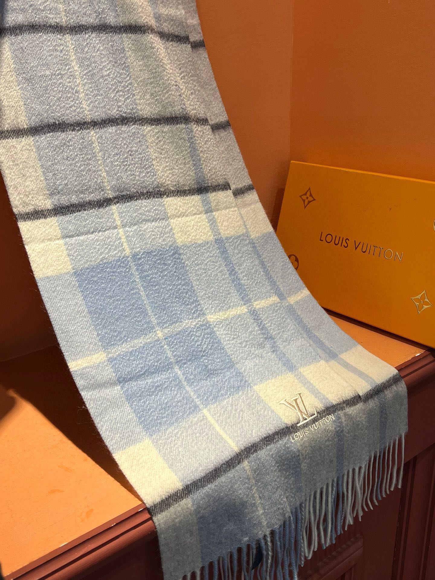 P410 ✔️ Burberry New - Couples Cashmere Scarf ❗️ A seleção das melhores fibras de caxemira exige tempo e esforço, sendo depois mergulhadas em água limpa de nascente para que as fibras de caxemira apresentem uma textura fofa única, tão delicada ao toque, utilizando um processo de encolhimento ligeiro para obter um brilho superficial luxuoso e suave ❗️ As ondulações da água são realmente demasiado boas para tocar, como se fosse a pele de um bebé, macia e pegajosa, e a sensação da mão está cheia de penugem fina ❗️ sempre foi sinónimo de excelência! O preço é absolutamente 100 por cento acessível ❗️ presente para se manterem são bons! Produtos absolutamente bons ❗️ Especificações 32 * 180 cm composição 100% caxemira