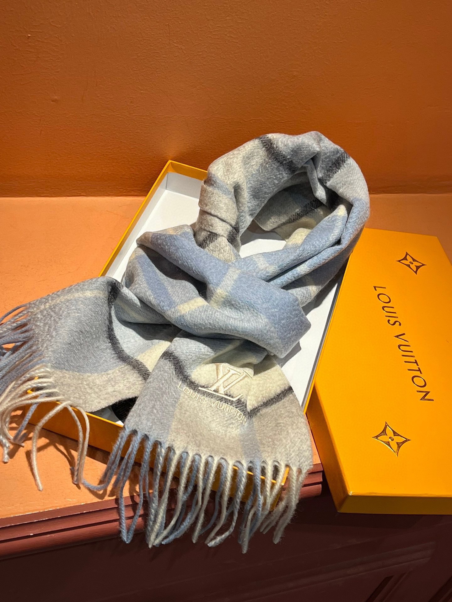 P410 ✔️ Burberry New - Couples Cashmere Scarf ❗️ La sélection des fibres de cachemire les plus fines est longue et laborieuse, puis trempées dans de l'eau de source propre pour que les fibres de cachemire présentent une texture duveteuse unique, si délicate au toucher, et l'utilisation d'une technologie de rétrécissement léger est le seul moyen d'obtenir une surface luxueuse et douce ❗️ Les ondulations de l'eau sont vraiment merveilleuses, et le toucher ressemble à la peau d'un bébé, douce, collante, collante, et au toucher de la main, pleine de peluches délicates ❗️ a toujours été un synonyme d'excellence ! Le prix est absolument 100 pour cent abordable ❗️ cadeau pour garder eux-mêmes sont bons ! Absolument bonne marchandise ❗️ Spécifications 32 * 180 cm composition 100% cachemire