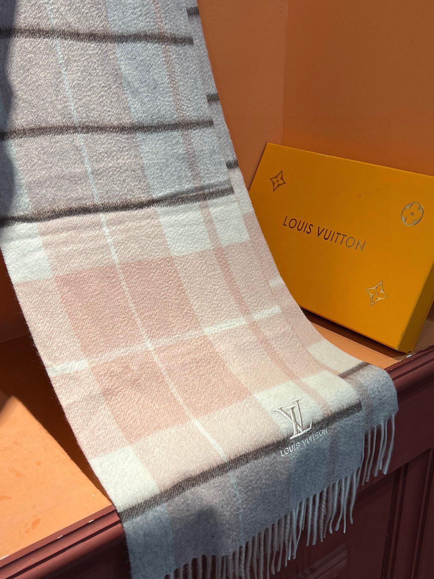 P410 ✔️ Burberry New - Couples Cashmere Scarf ❗️ La sélection des fibres de cachemire les plus fines est longue et laborieuse, puis trempées dans de l'eau de source propre pour que les fibres de cachemire présentent une texture duveteuse unique, si délicate au toucher, et l'utilisation d'une technologie de rétrécissement léger est le seul moyen d'obtenir une surface luxueuse et douce ❗️ Les ondulations de l'eau sont vraiment merveilleuses, et le toucher ressemble à la peau d'un bébé, douce, collante, collante, et au toucher de la main, pleine de peluches délicates ❗️ a toujours été un synonyme d'excellence ! Le prix est absolument 100 pour cent abordable ❗️ cadeau pour garder eux-mêmes sont bons ! Absolument bonne marchandise ❗️ Spécifications 32 * 180 cm composition 100% cachemire