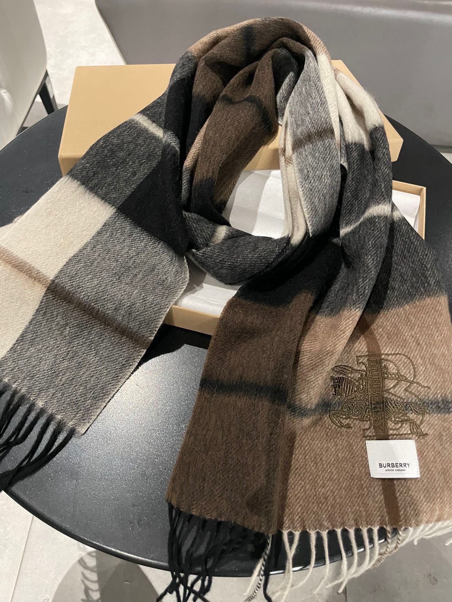 P250 Burberry Bur cashmere check tem um aspeto muito bom, demasiado elegante e glamoroso!!!! Uma peça de outono/inverno muito elegante e esbelta! Gosto muito do design clássico dos homens, menos coisas mas melhor! A sensação da caxemira 100% é realmente absoluta! O efeito positivo e negativo sobre o corpo é realmente como arredondar tudo parece bom! Este estilo é realmente um estilo de olhos fechados, que pode ser facilmente adquirido em qualquer idade!