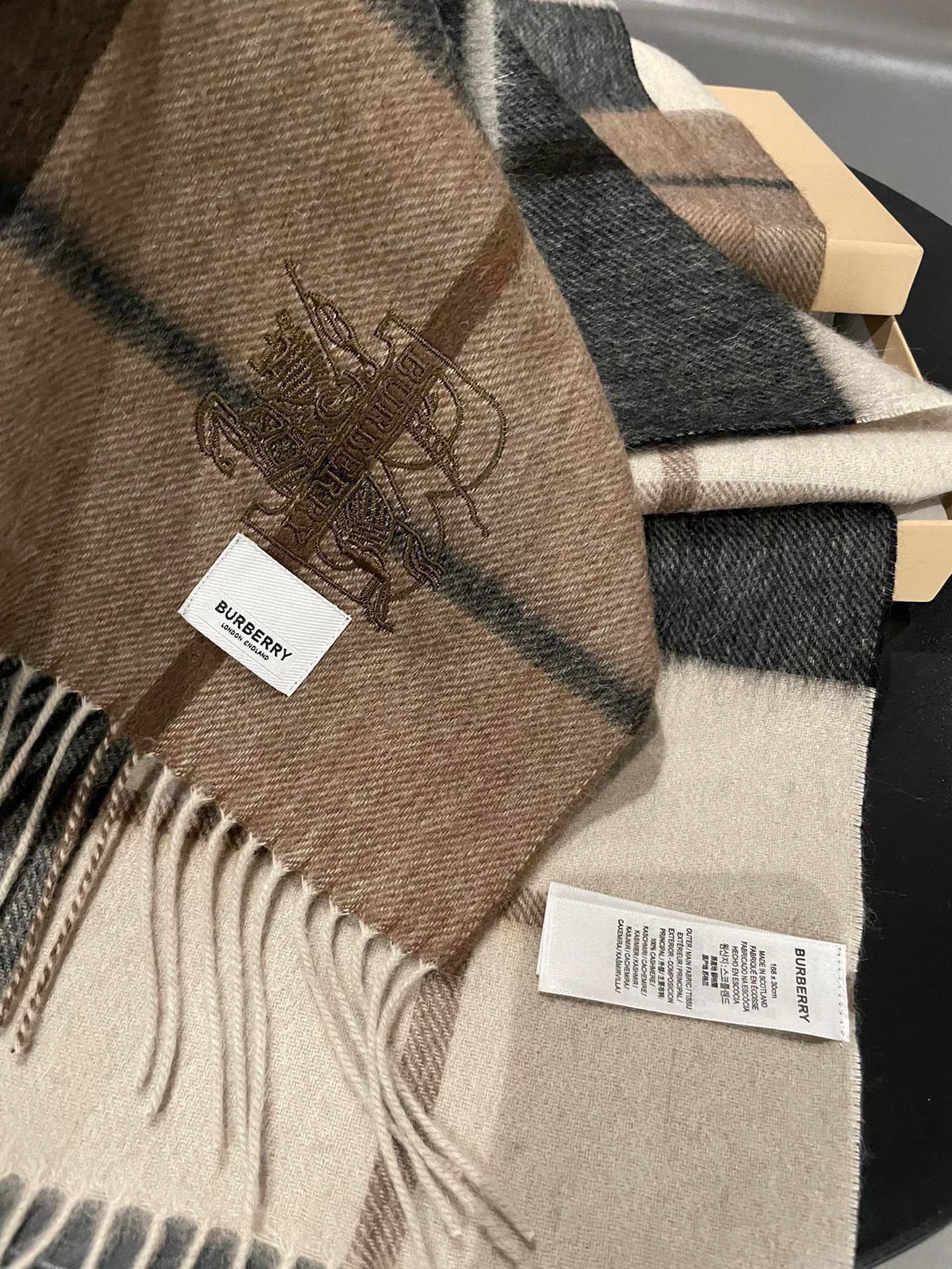 P250 Burberry Bur cashmere check tem um aspeto muito bom, demasiado elegante e glamoroso!!!! Uma peça de outono/inverno muito elegante e esbelta! Gosto muito do design clássico dos homens, menos coisas mas melhor! A sensação da caxemira 100% é realmente absoluta! O efeito positivo e negativo sobre o corpo é realmente como arredondar tudo parece bom! Este estilo é realmente um estilo de olhos fechados, que pode ser facilmente adquirido em qualquer idade!