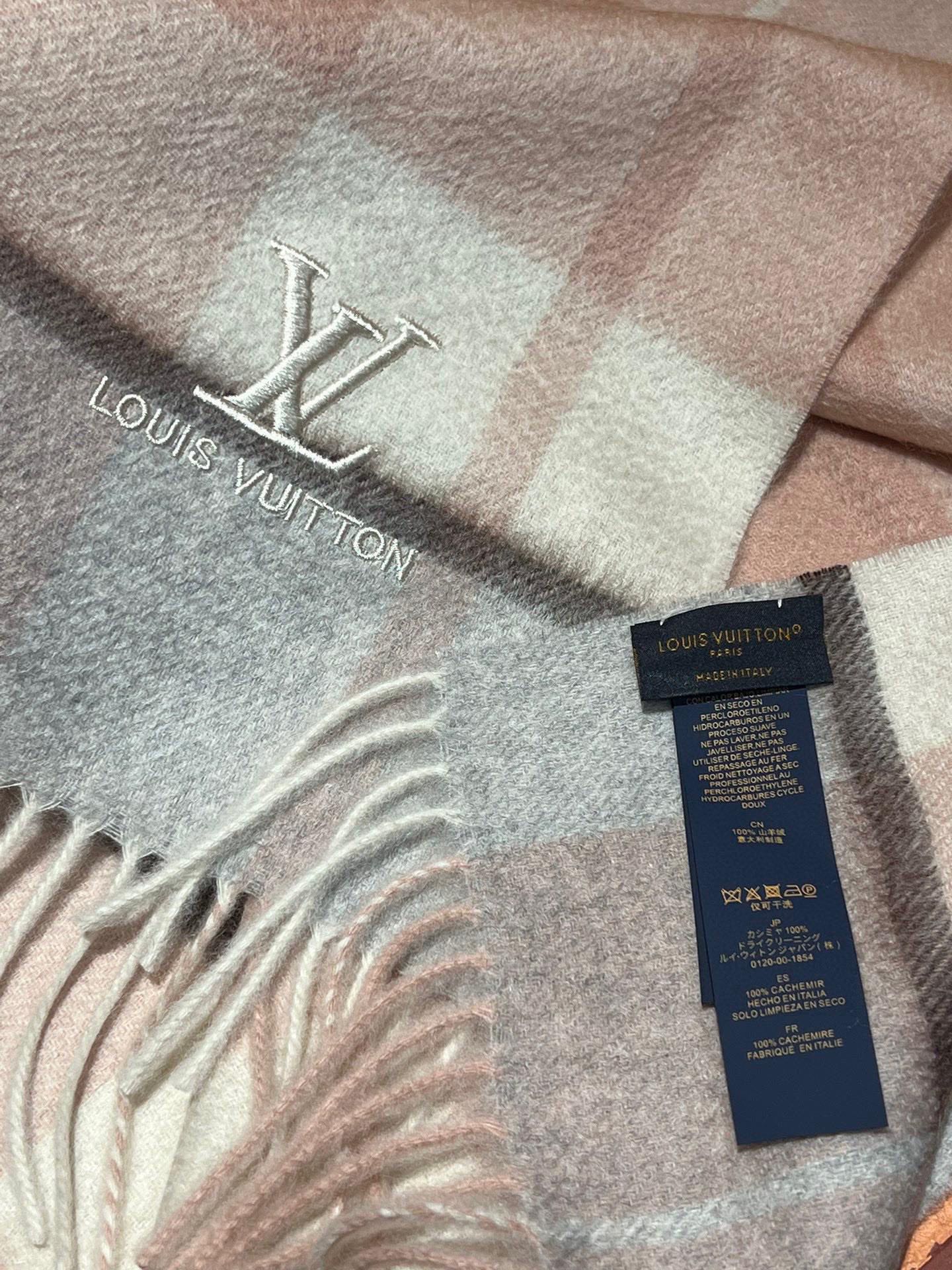 P410 ✔️ Burberry New - Couples Cashmere Scarf ❗️ La sélection des fibres de cachemire les plus fines est longue et laborieuse, puis trempées dans de l'eau de source propre pour que les fibres de cachemire présentent une texture duveteuse unique, si délicate au toucher, et l'utilisation d'une technologie de rétrécissement léger est le seul moyen d'obtenir une surface luxueuse et douce ❗️ Les ondulations de l'eau sont vraiment merveilleuses, et le toucher ressemble à la peau d'un bébé, douce, collante, collante, et au toucher de la main, pleine de peluches délicates ❗️ a toujours été un synonyme d'excellence ! Le prix est absolument 100 pour cent abordable ❗️ cadeau pour garder eux-mêmes sont bons ! Absolument bonne marchandise ❗️ Spécifications 32 * 180 cm composition 100% cachemire